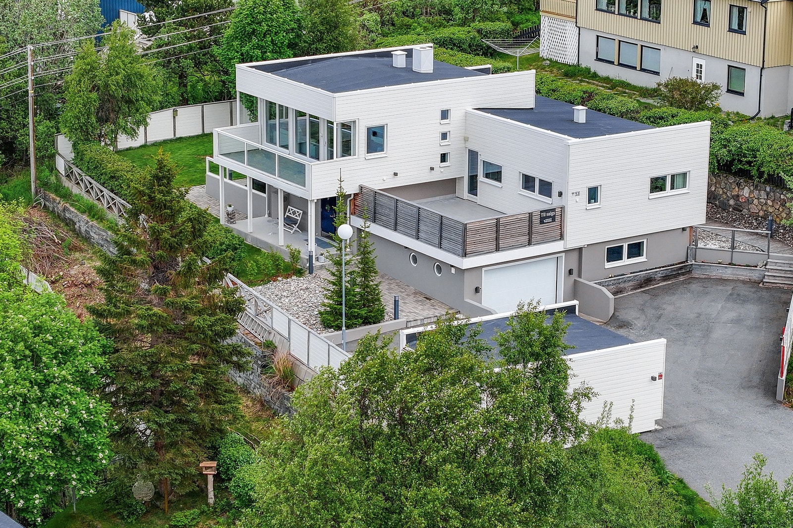 Tomt opparbeidet med asfaltert vei til boligen. Galleribilde