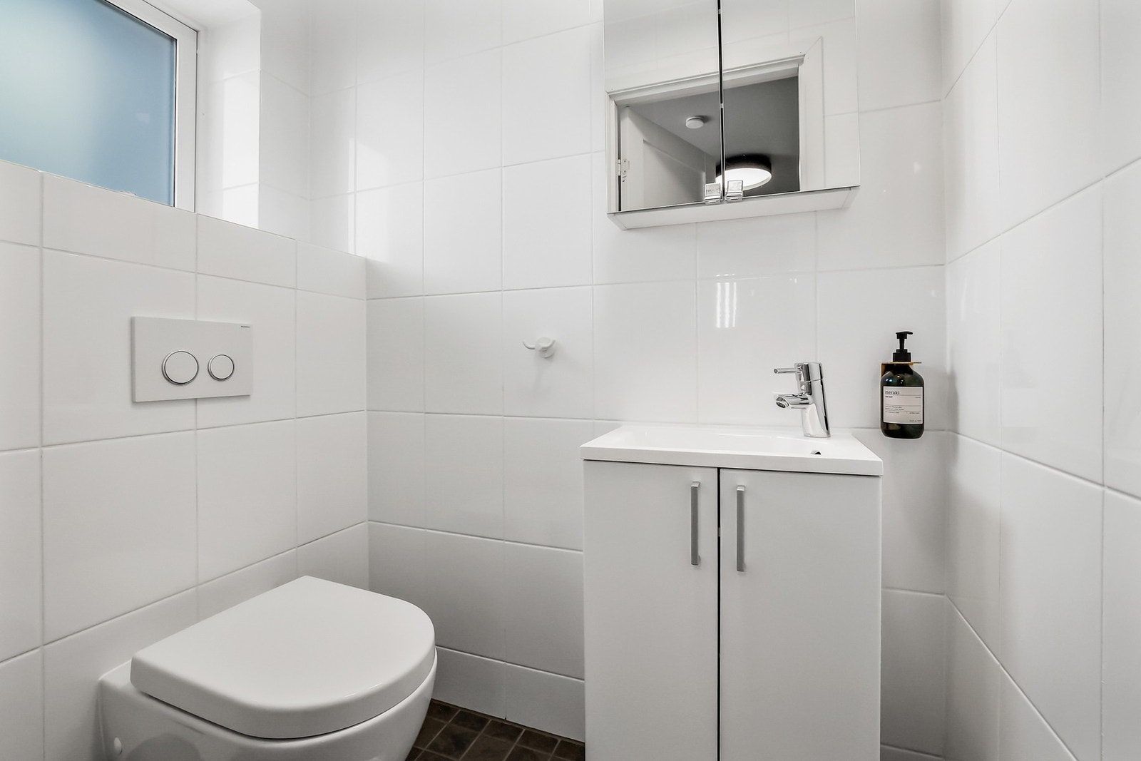 Lyst og flislagt toalettrom. Galleribilde