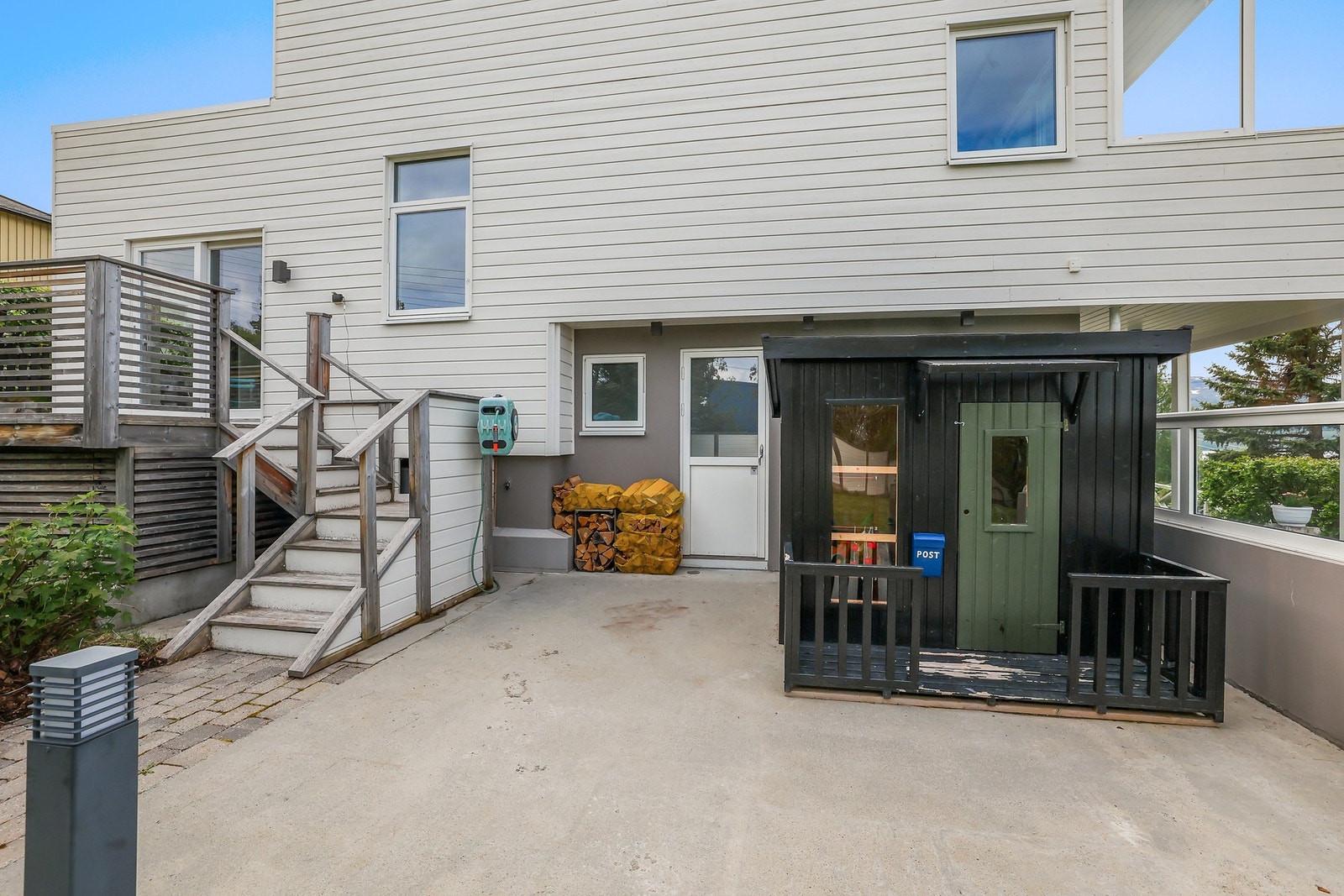 Adkomst fra terrasse til plenareal. Galleribilde