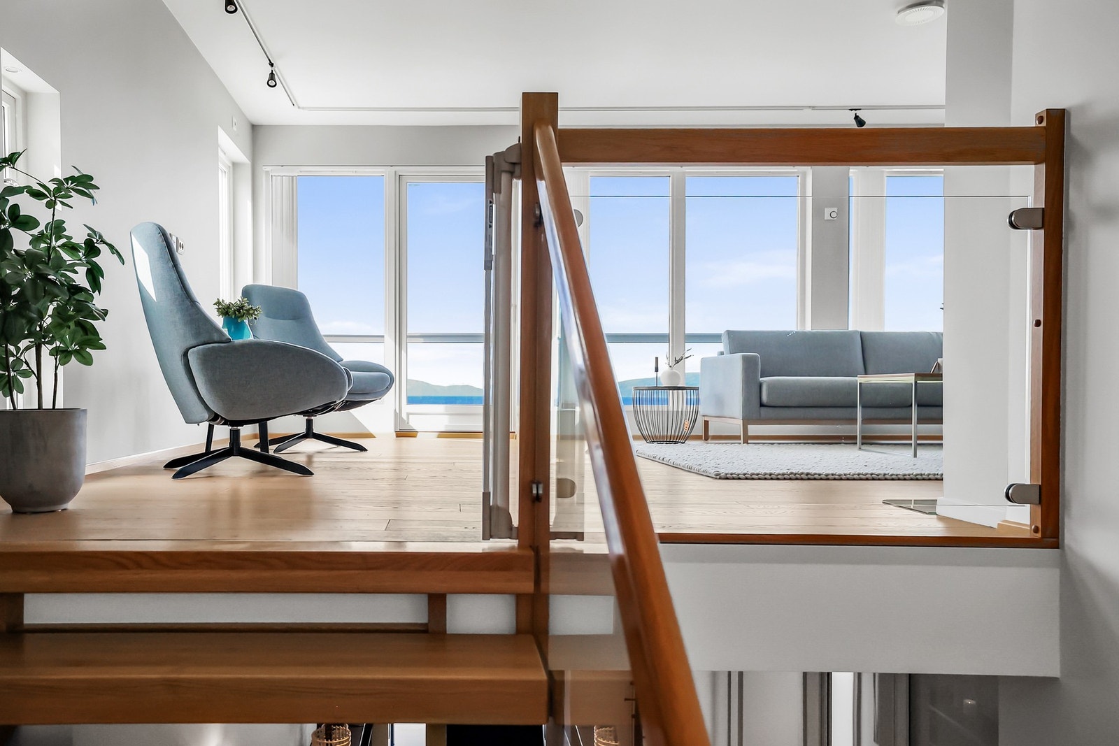 Stuen har store vindusflater som gir rikelig med naturlig lysinnslipp og en flott sjøutsikt. Galleribilde