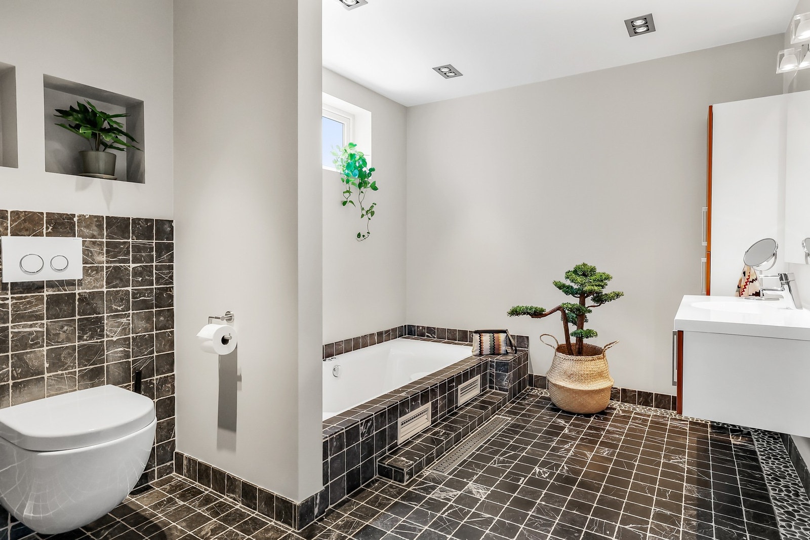 Innbydende og flott bad i underetasje med nydelige detaljer. Galleribilde