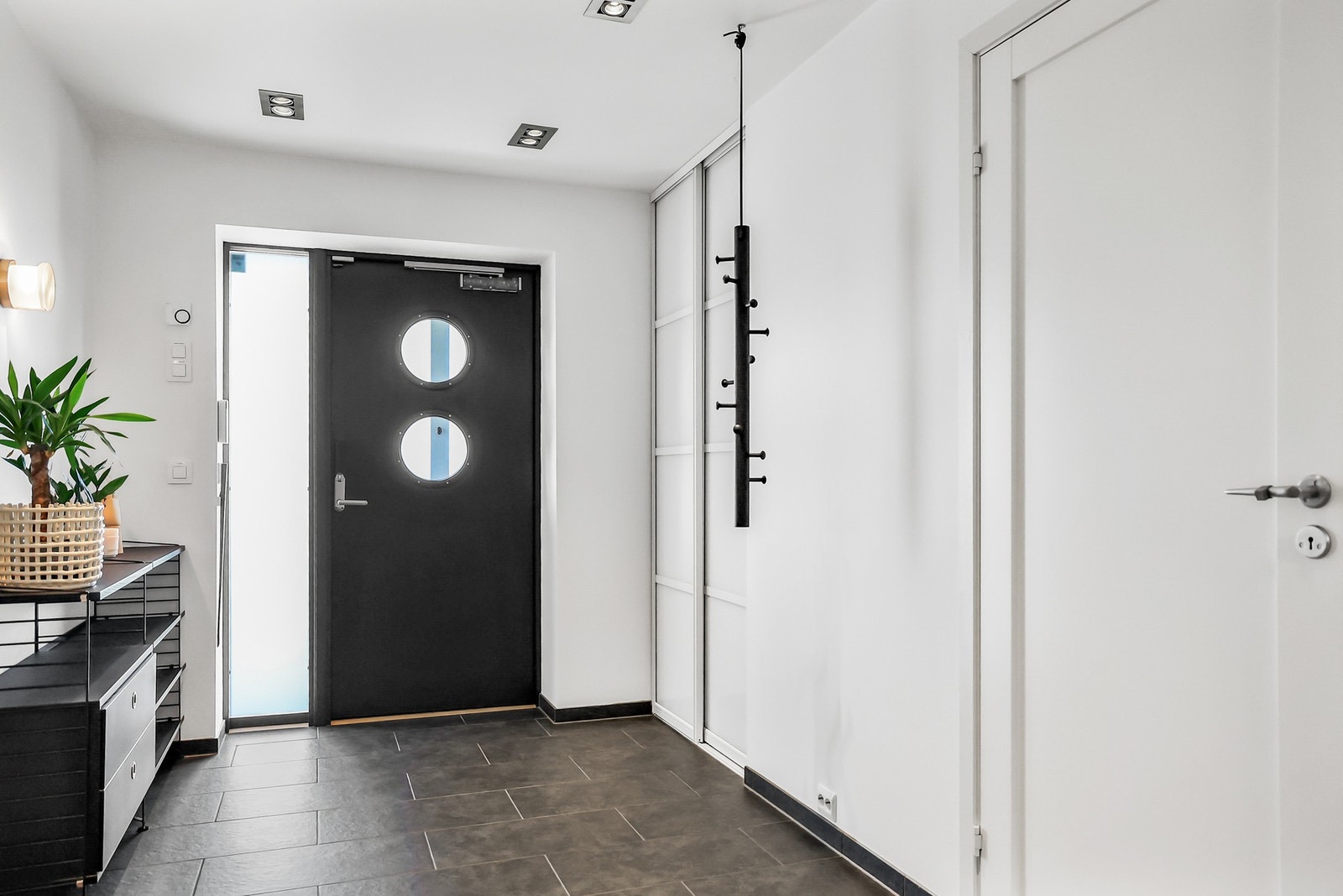 Når du kommer inn i leiligheten møtes du av en lys og fin entré. Galleribilde