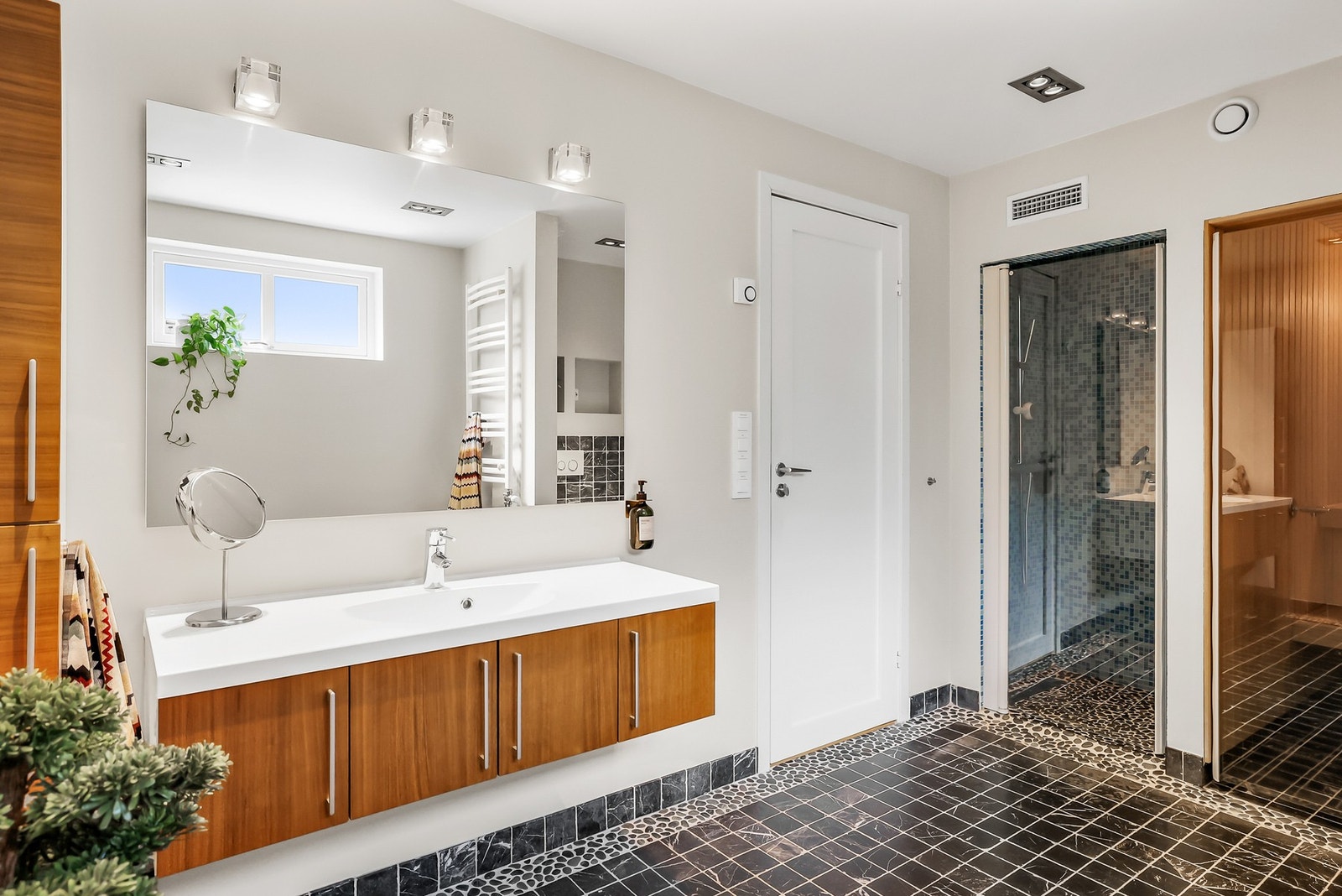 Stein mosaikk og flislagt baderom med behagelig gulvvarme. Galleribilde