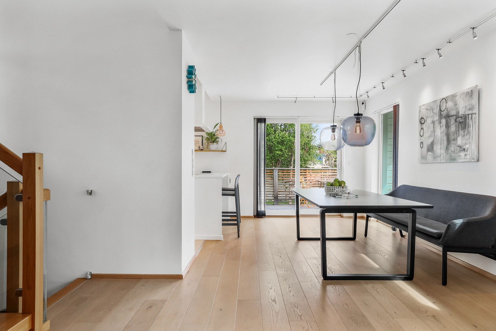 Fra kjøkken er det utgang til en trivelig terrasse. Galleribilde