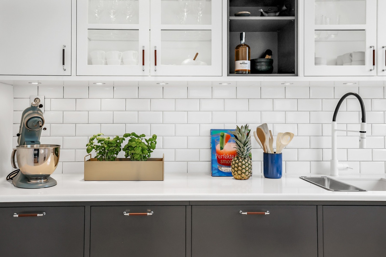 Fliser mellom kjøkkenbenk og overskap. Galleribilde