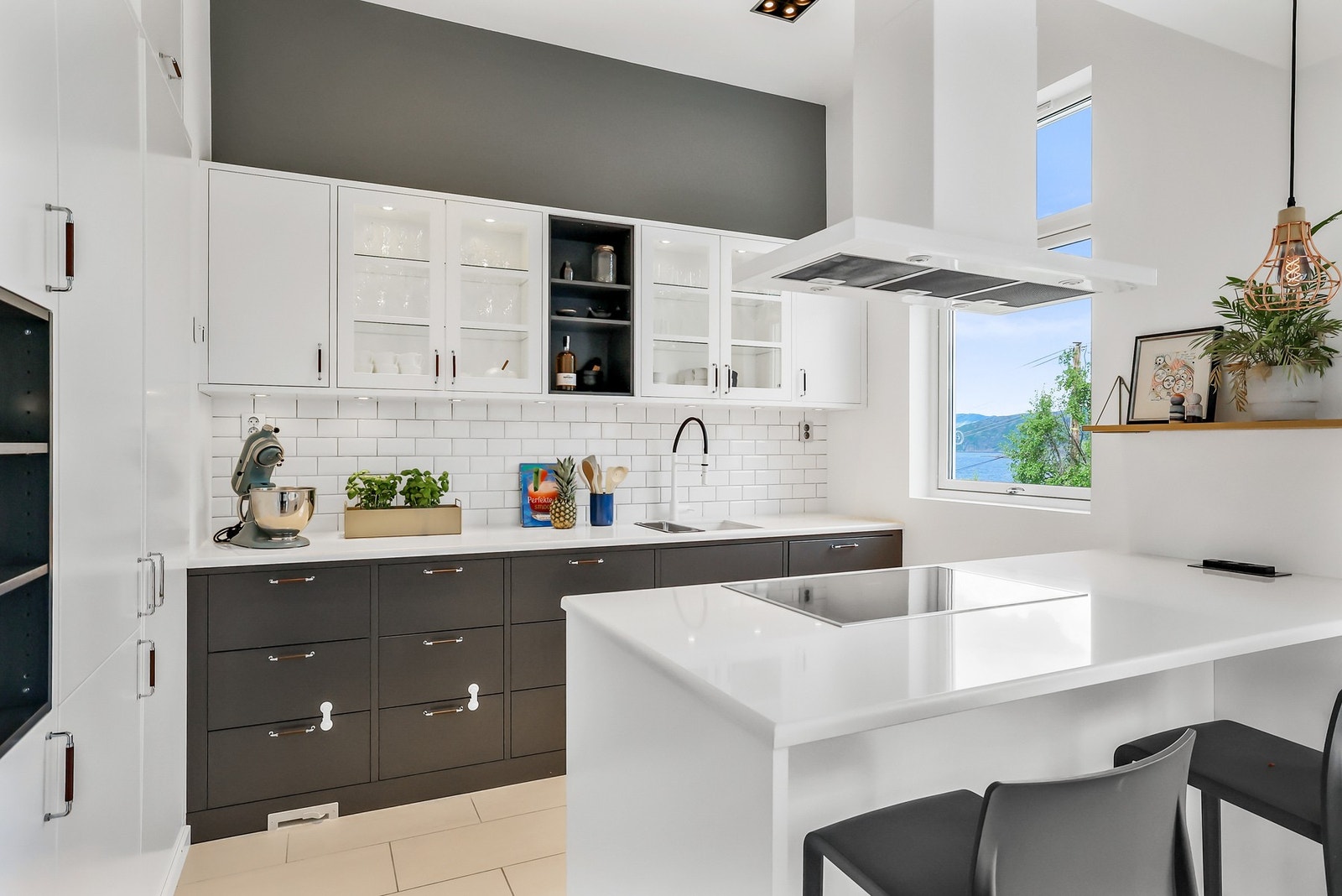 Kjøkkenets utforming er praktisk og funksjonelt til sitt bruk. Galleribilde