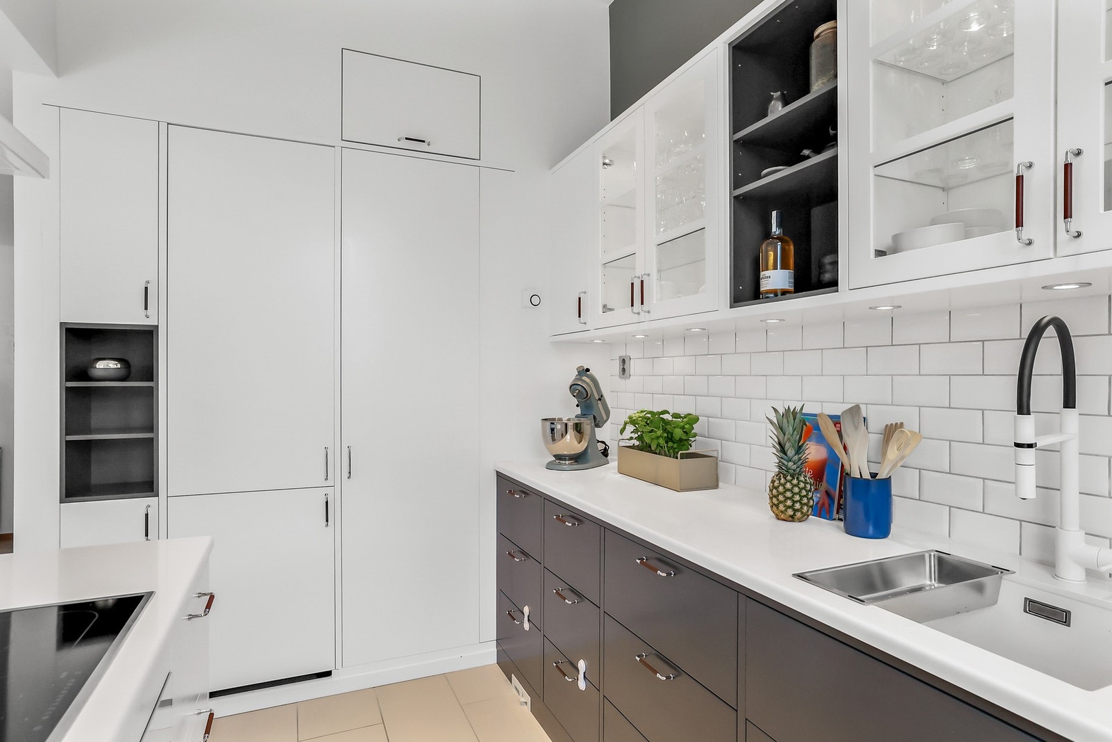 Integrert stekeovn, platetopp, oppvaskmaskin og kjøleskap. Galleribilde