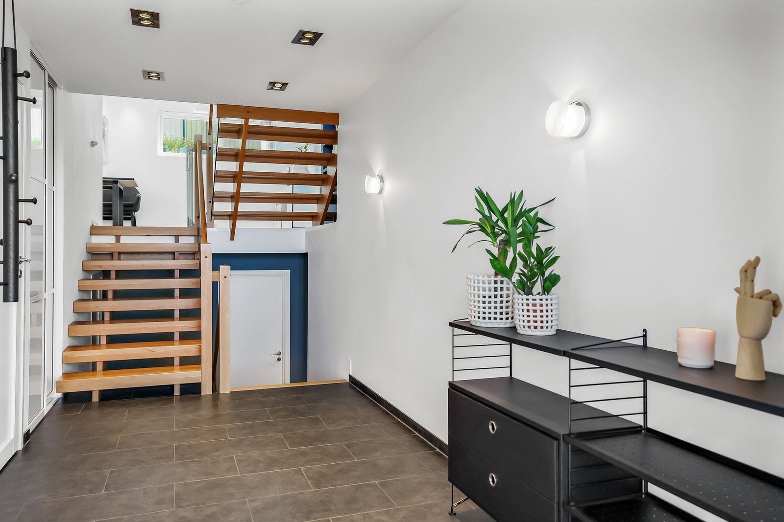 Entréen skaper et godt førsteinntrykk av boligen. Galleribilde