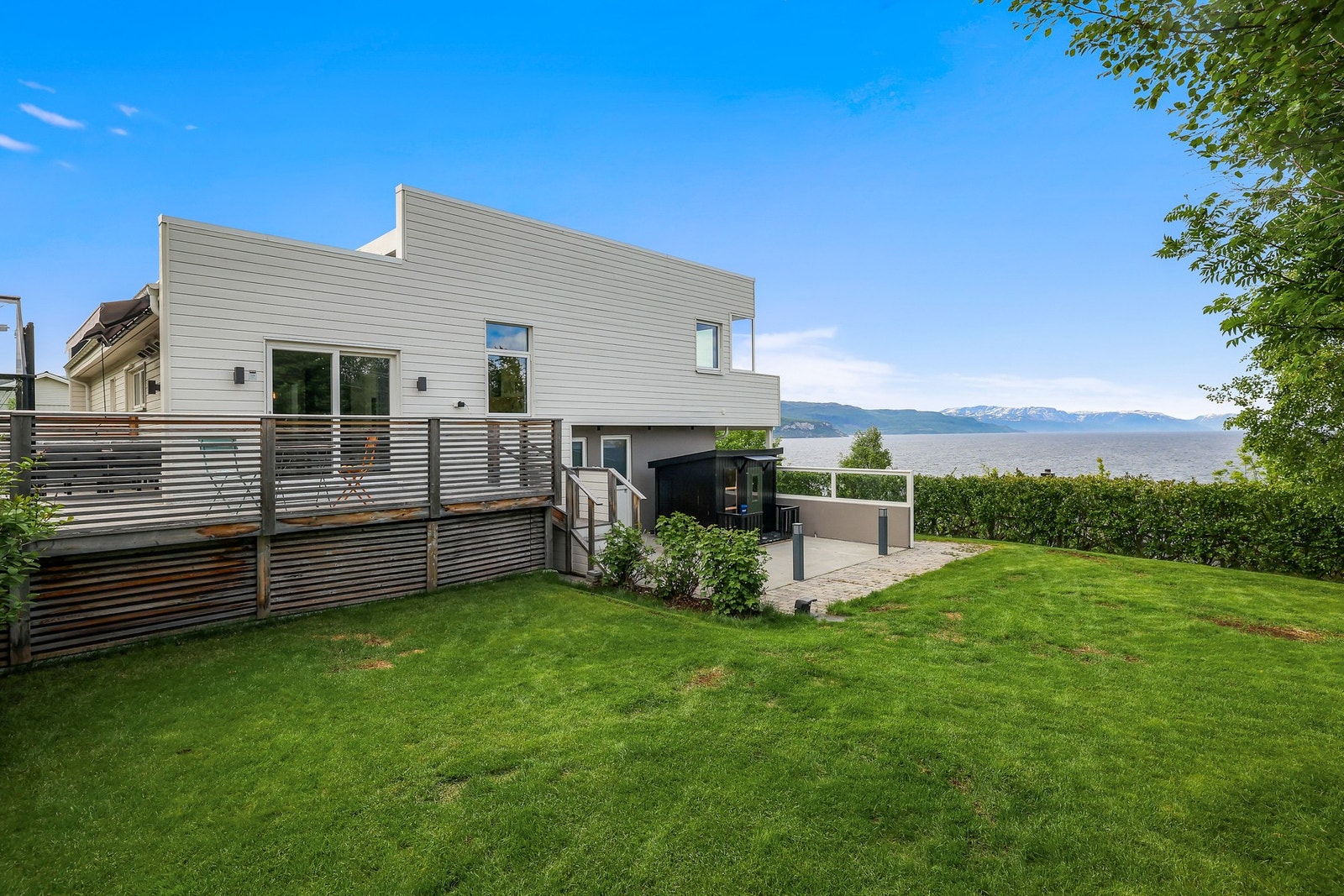 Boligen har i tillegg en flott opparbeidet hage. Galleribilde