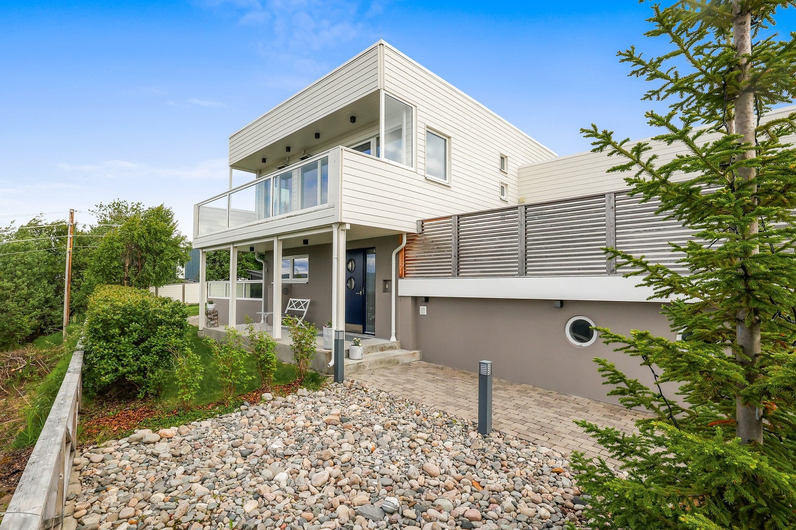 Boligen har et flott overbygd inngangsparti. Galleribilde