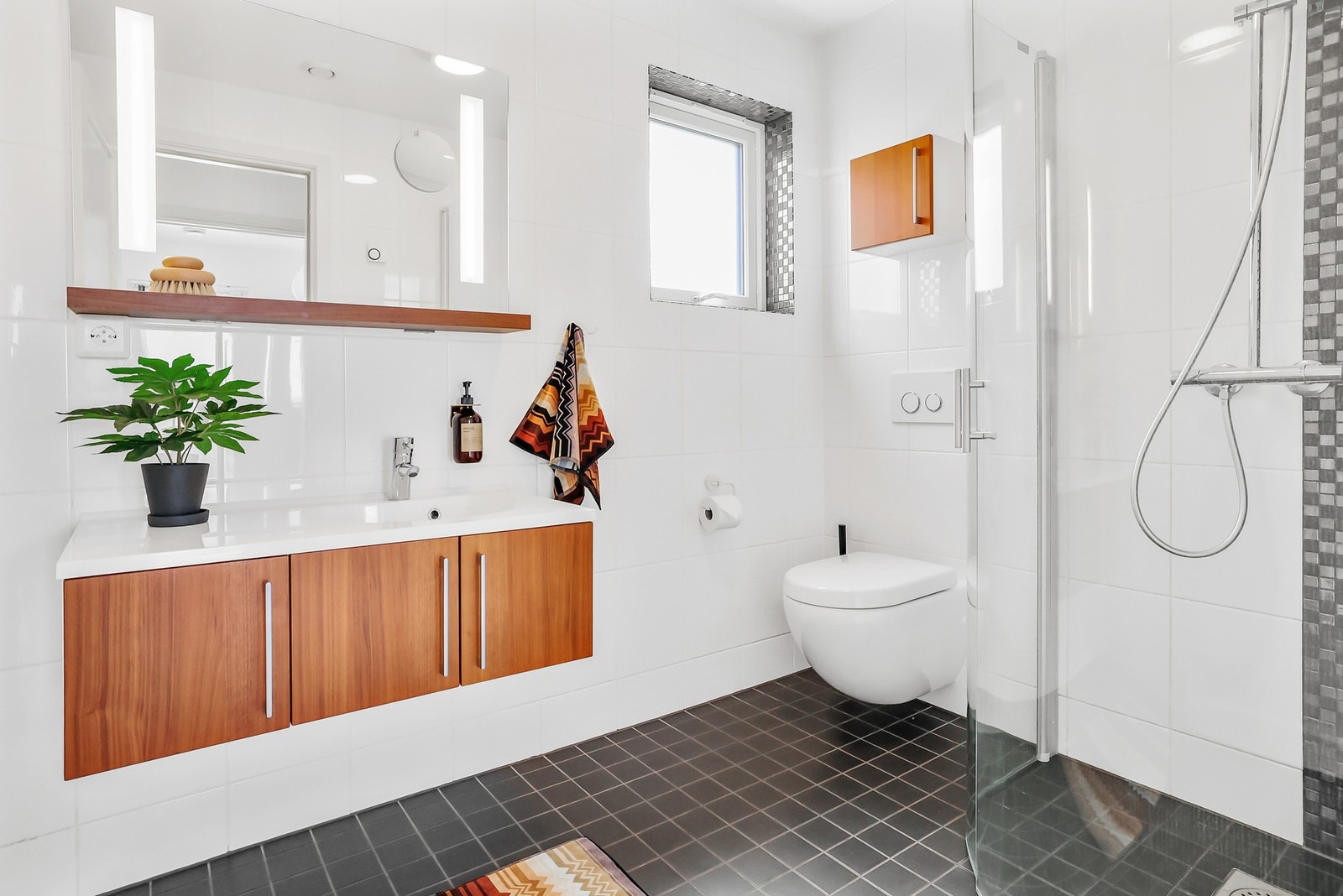 Tidløst, flislagt baderom i 1. etasje med behagelig gulvvarme. Galleribilde