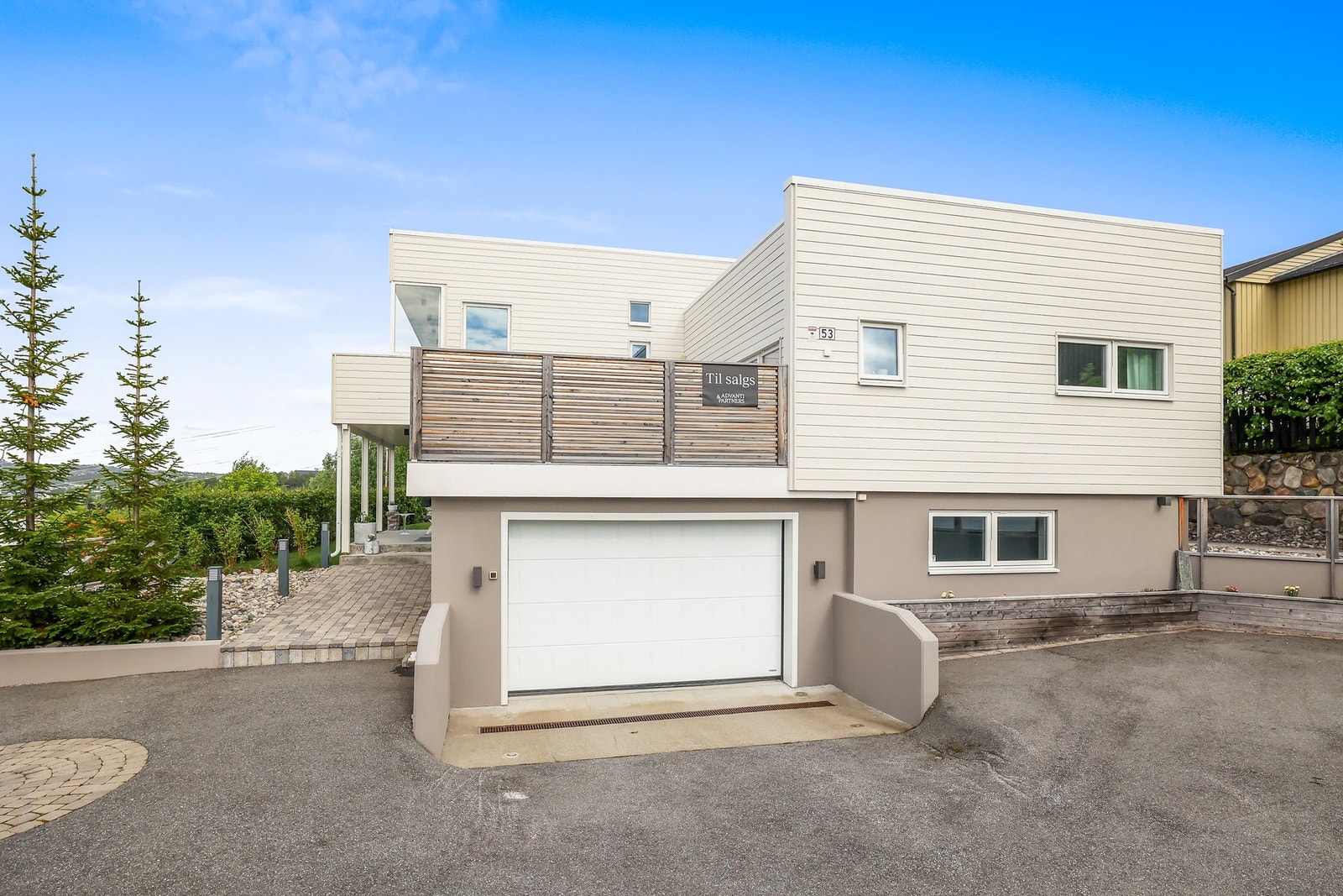 Det er gode parkeringsmuligheter på tomten. Galleribilde