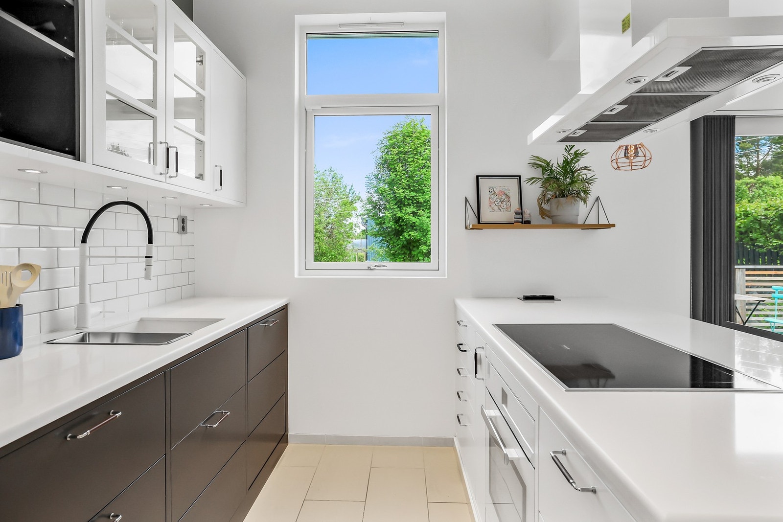 Kjøkkenet har en funksjonell utforming som sørger for rikelig med skapplass og effektive arbeidsflater. Galleribilde