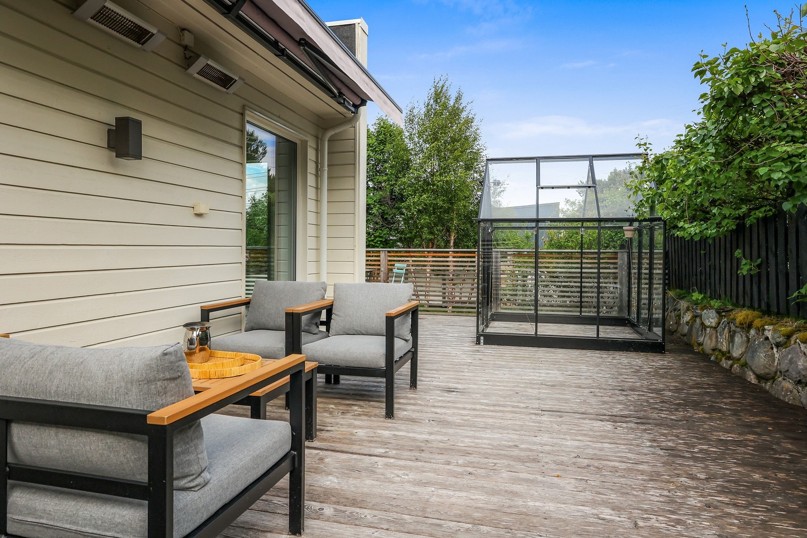 Med god plass til ulike sittesoner rundt hele huset. Galleribilde