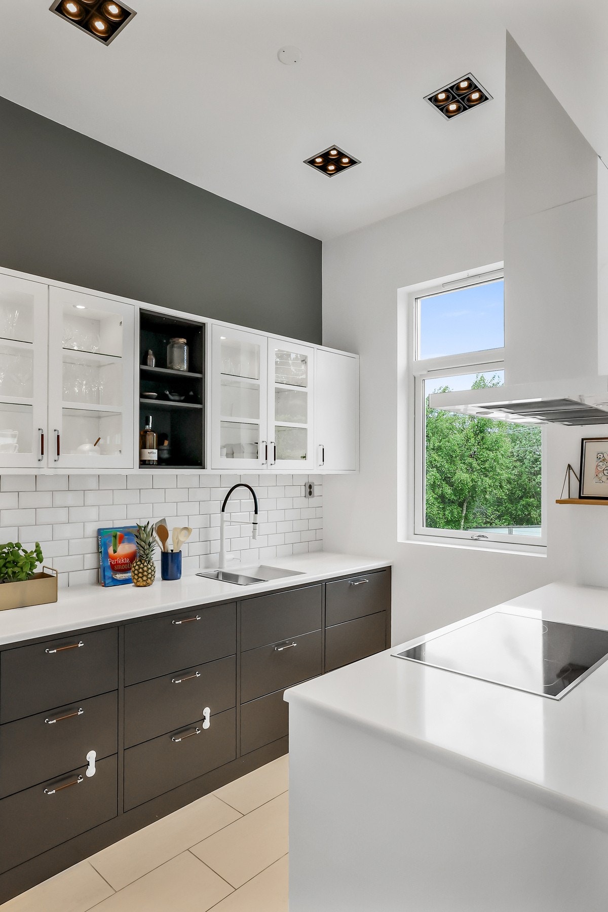 Lekker kjøkkeninnredning med glatte fronter og benkeplate av stein. Galleribilde