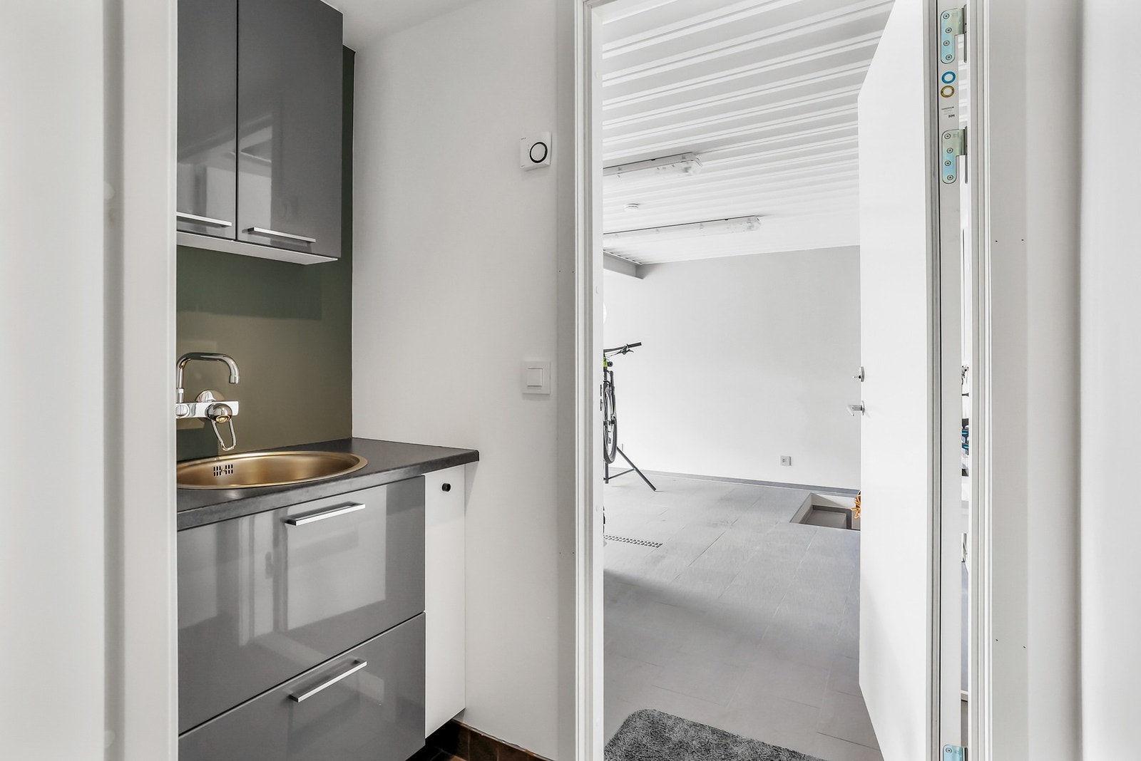 Fra boligen er det adkomst til den integrerte garasjen. Galleribilde