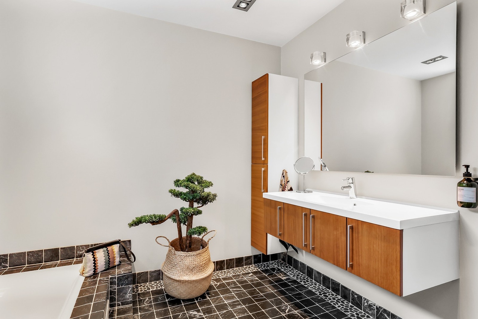 Den praktiske servantinnredningen sørger for oppbevaringsplass i skap. Galleribilde