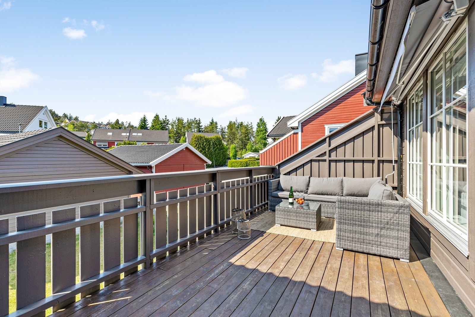 Verandaen på vestsiden er på hele 14 m² og har god plass til utemøbler, grill m.m. Galleribilde