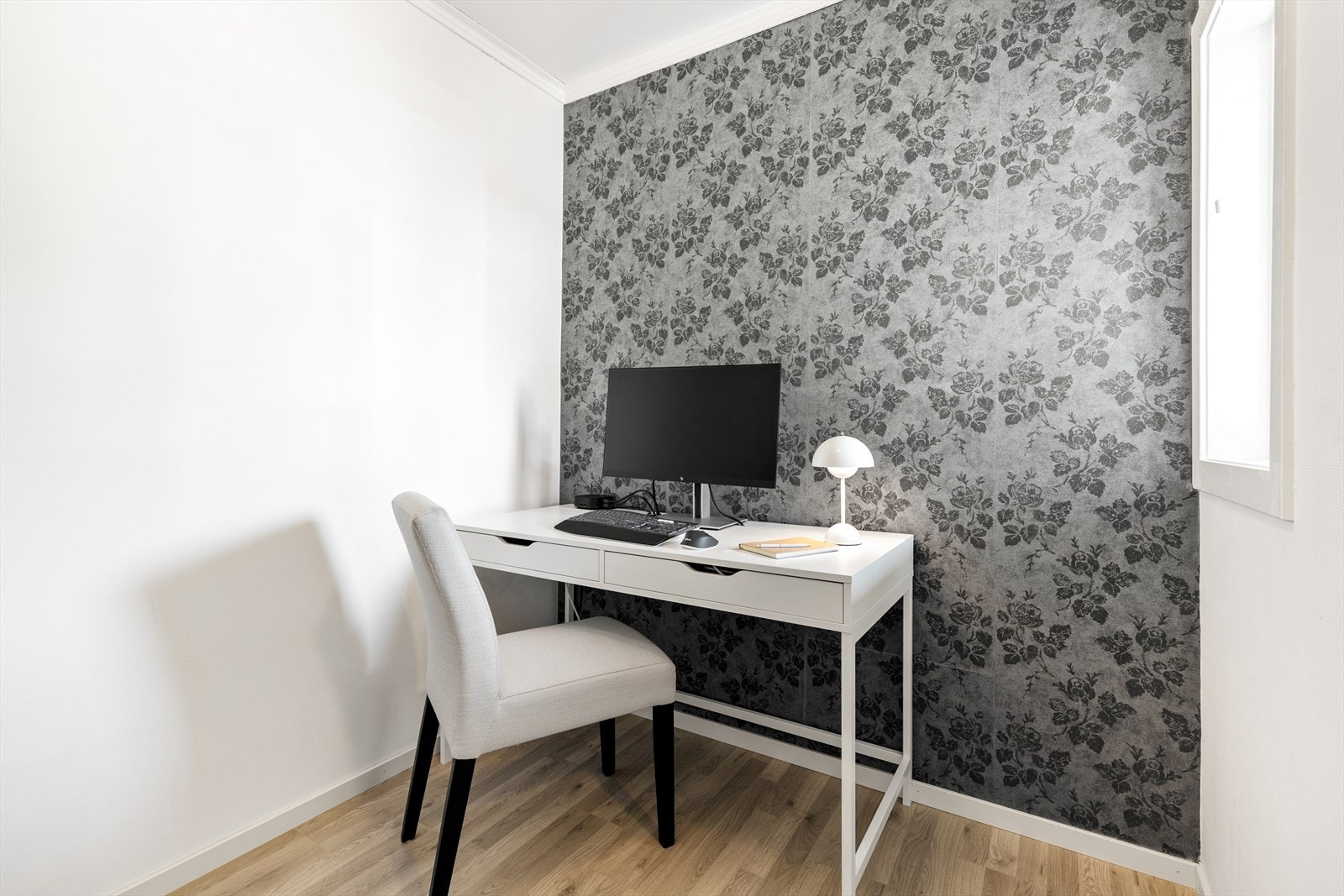 En opprinnelig sportsbod i byggetegningene. Rommet brukes i dag som kontor, men er ikke omsøkt. Er også perfekt som bod med plass for yttertøy, sko, støvsuger, strykebrett og liknende. Galleribilde