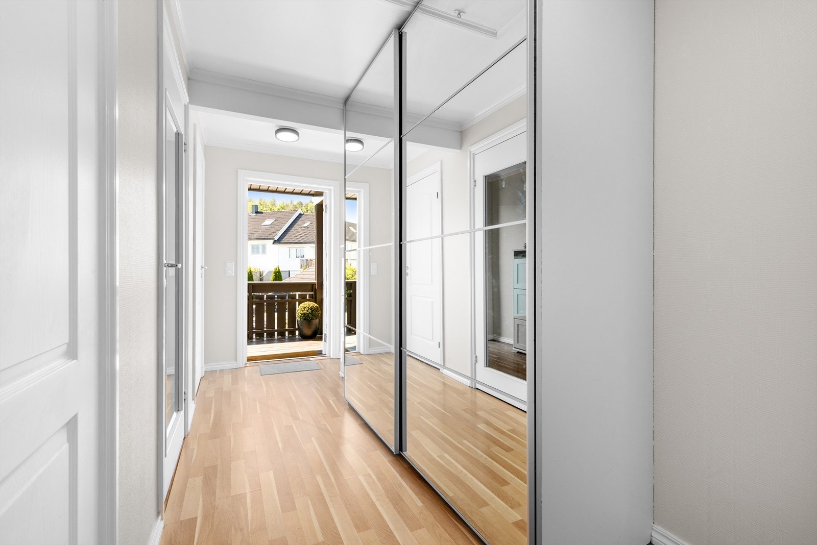Entré/gang er praktisk innredet med stor skyvedørsgarderobe som er ypperlig til oppbevaring av sko og yttertøy Galleribilde