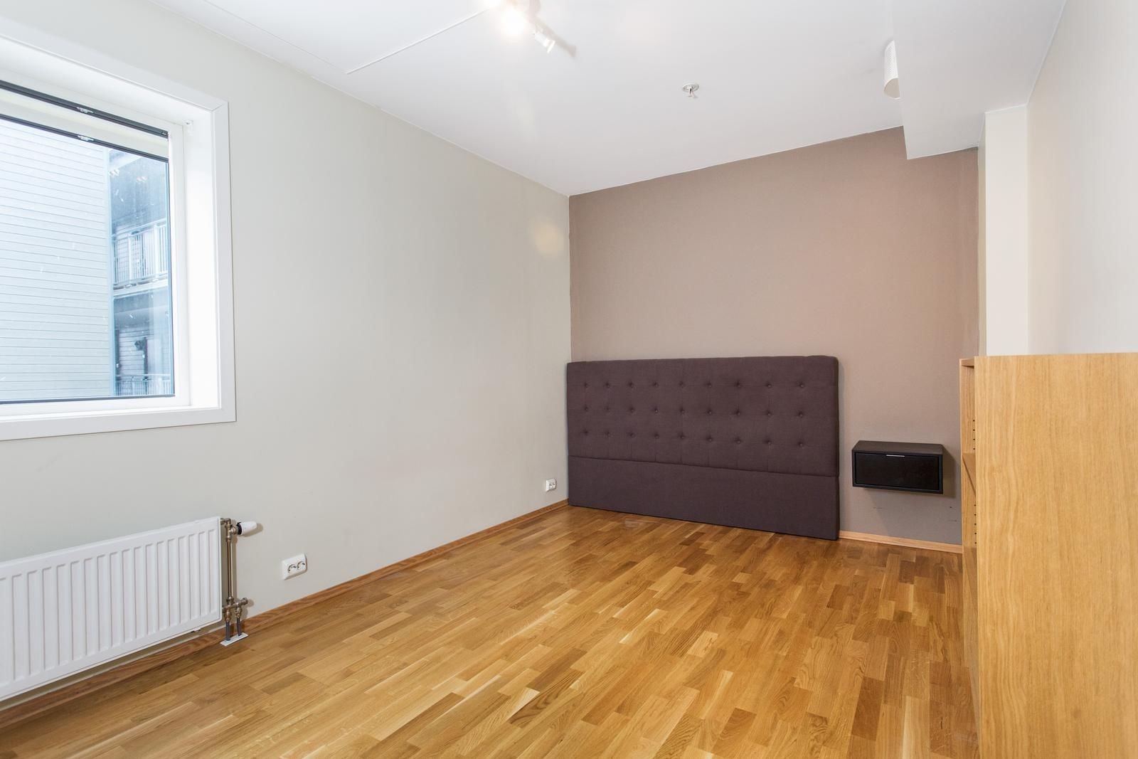 Romslig soverom med garderobeskap Galleribilde