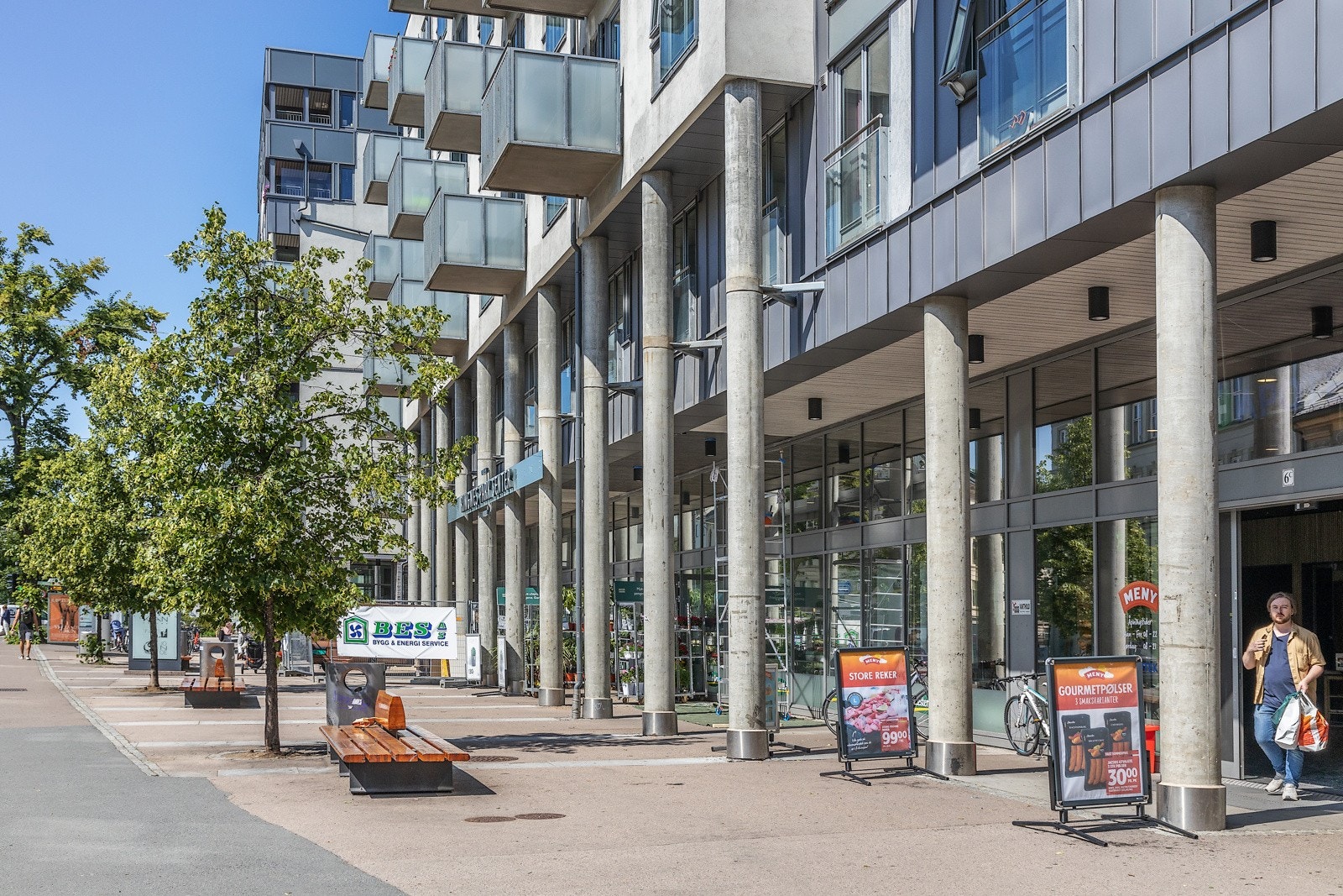 Nærbutikker og meny like i nærheten. Galleribilde