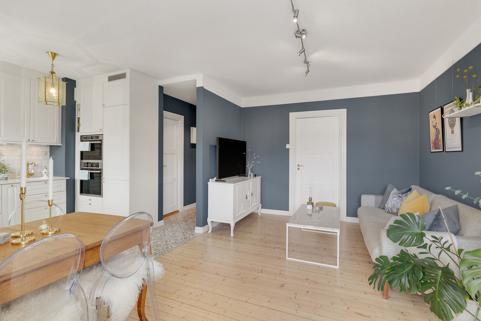 Stuen er av god størrelse med plass til både sofagruppe, TV-seksjon, spisebord og øvrig ønsket møblement. Galleribilde