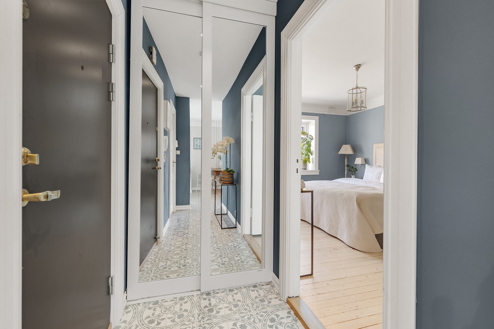 I entréen har du rikelig med oppbevaringsplass i romslig skyvedørsgarderobe med speilfronter. Det er også plass til oppheng av yttertøy og skohylle. Galleribilde