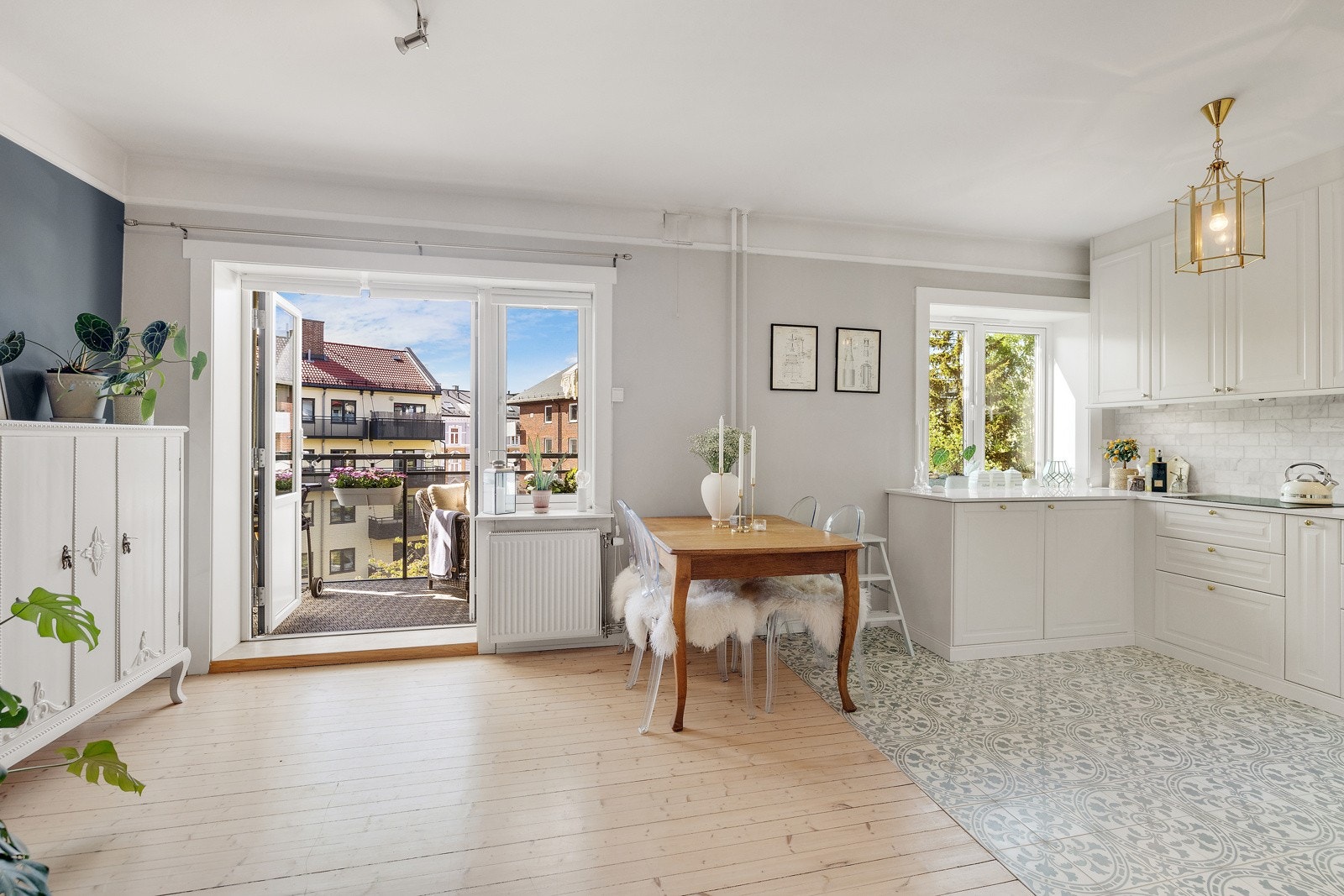 Det er mulig å sette langbord å tvers i rommet om man skal ha mange gjester på middag. Galleribilde