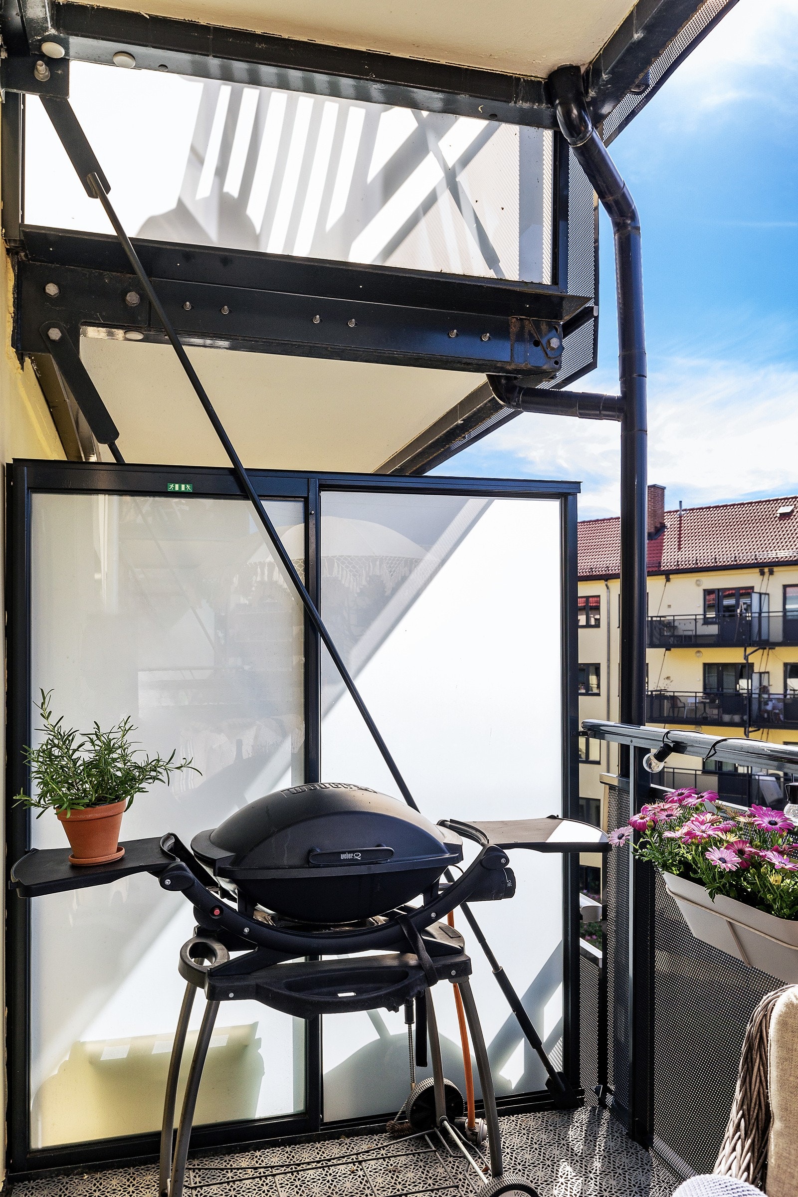 Grillen har god plass, og med det gode arealet til utemøbler er det perfekt å ta en koselig sommerlig middag på balkongen. Galleribilde