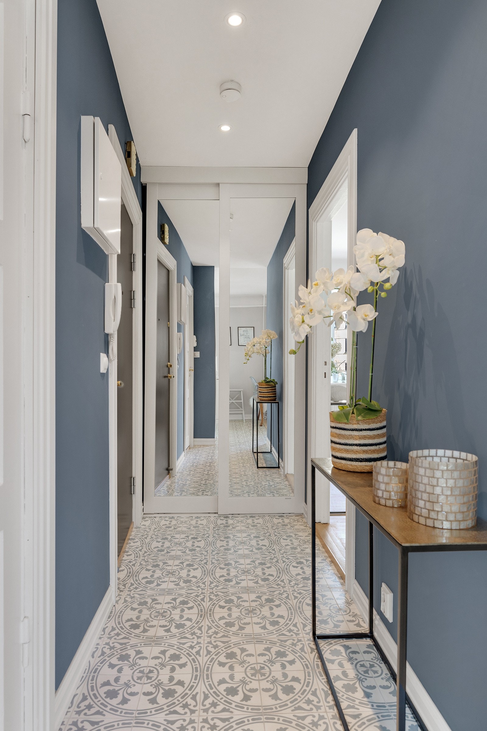 Du ønskes velkommen inn i en lys, innbydende og praktisk entré. Galleribilde