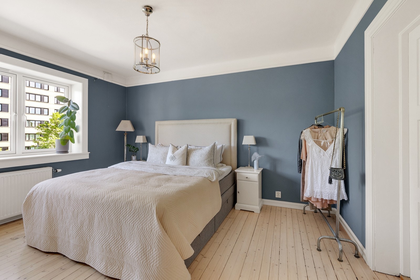 Soverommet er av svært god størrelse og har store vindusflater som slipper lyset inn og skaper en herlig atmosfære. Galleribilde