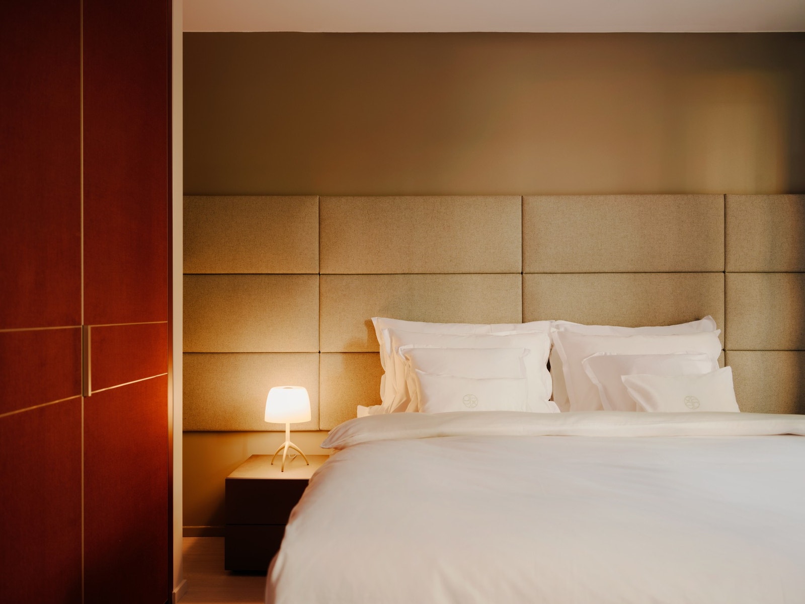 Rommet er utstyrt med en lekker Poliform garderobe. Poliform garderobene beskrives som "perfeksjon satt i system". Galleribilde