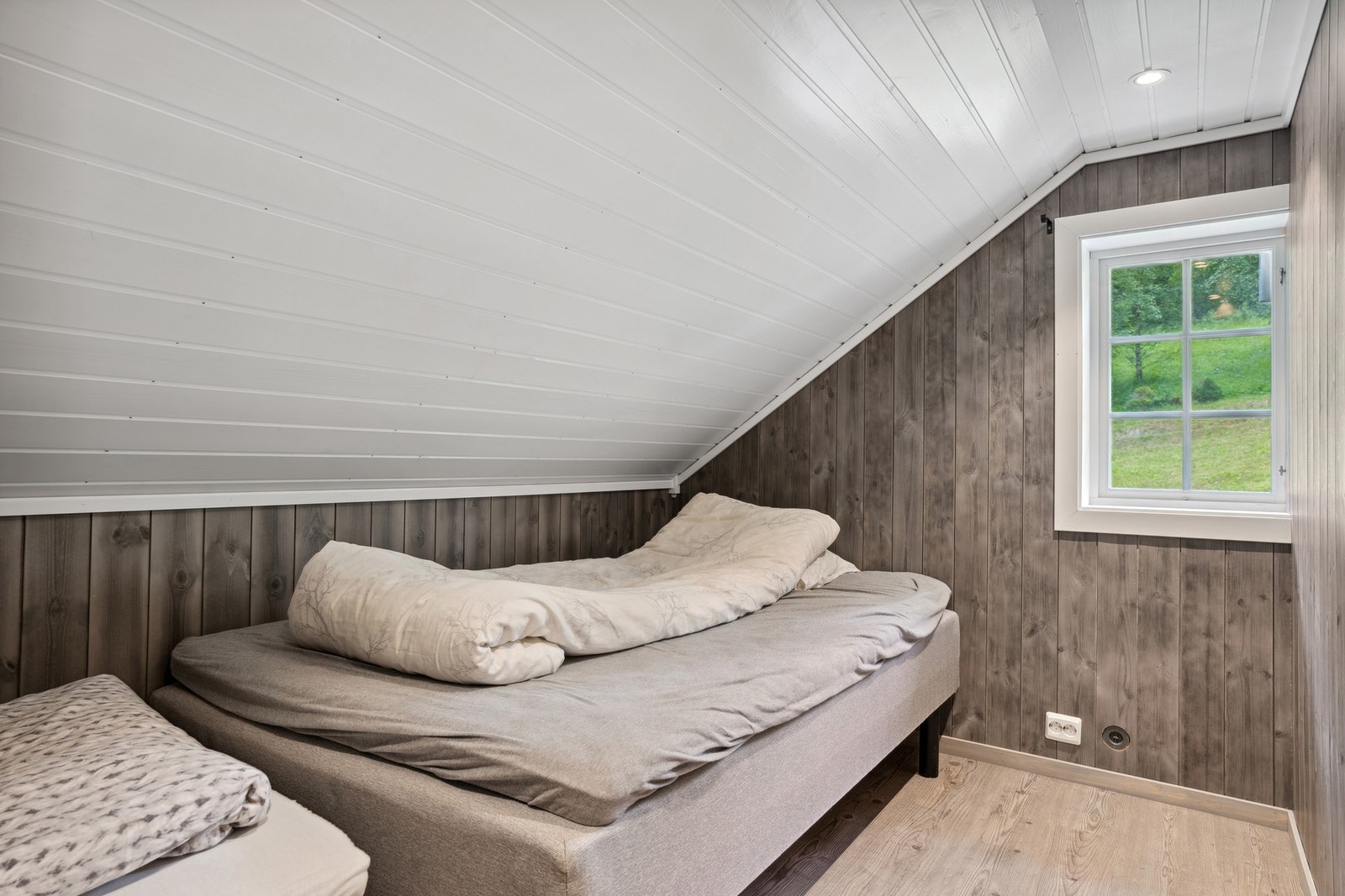 Fritidsboligen har tre pene soverom i andre etasje. Galleribilde