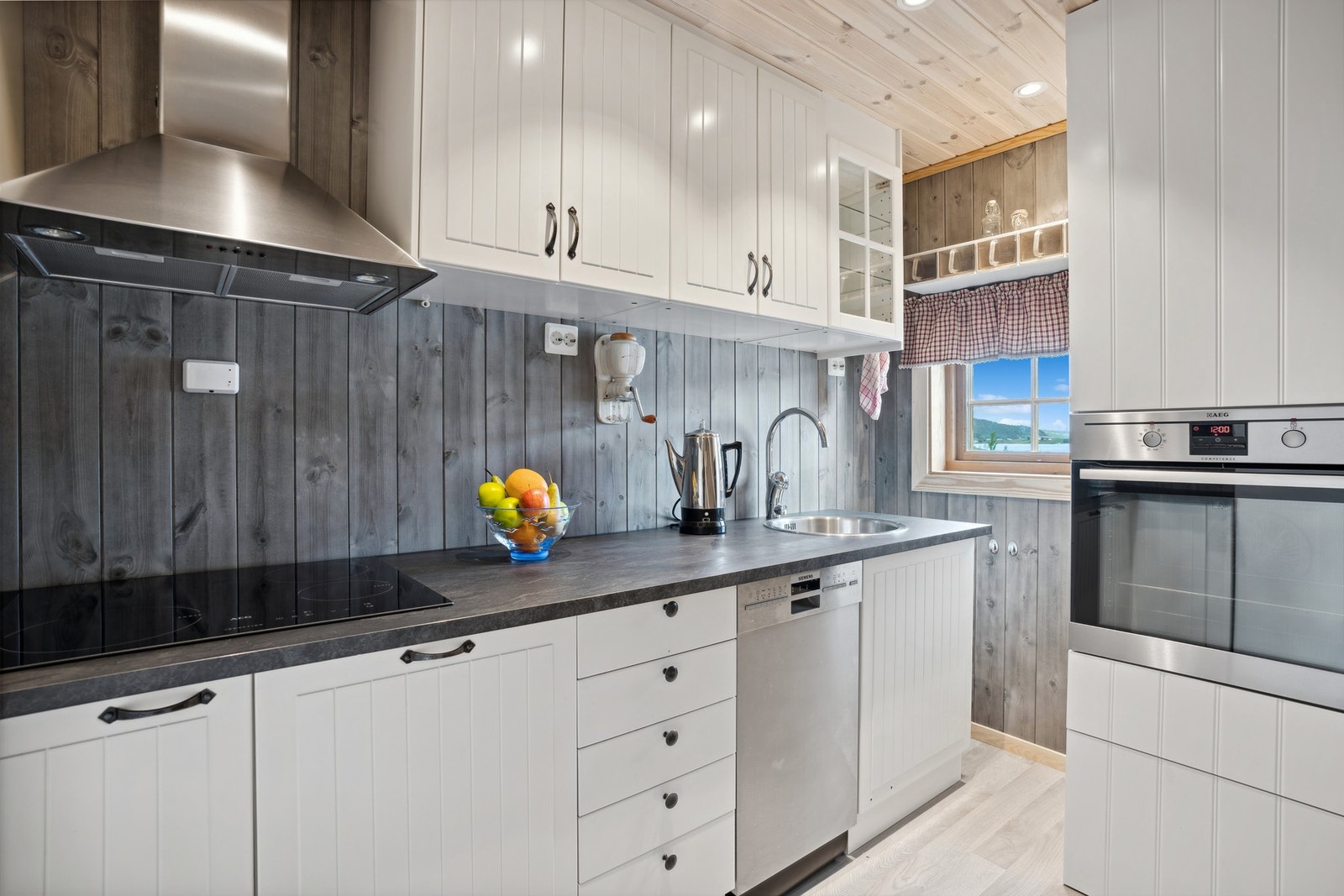 Kjøkkenet har stilren, takhøy innredning fra 2017. Galleribilde