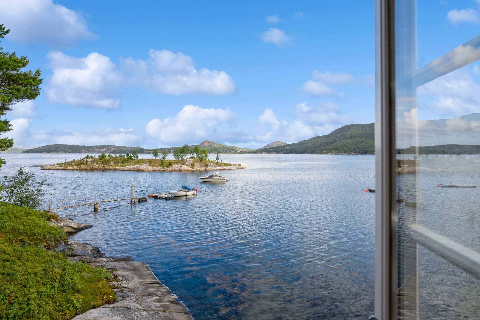 Fra soverommet kan du nyte den vakre utsikten eiendommen har å tilby. Galleribilde