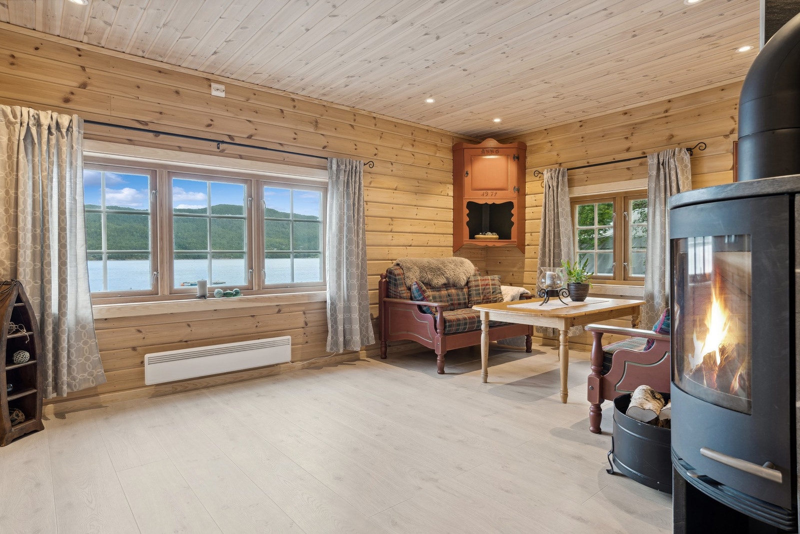 Innvendig er fritidsboligen meget pent innredet med moderne løsninger. Galleribilde