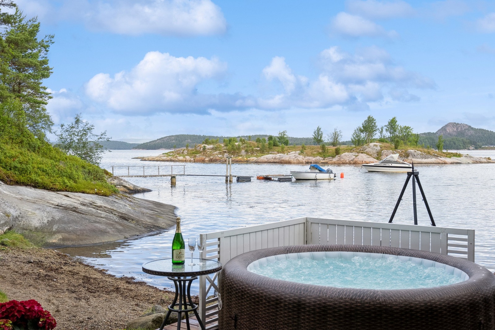 Nåværende eier har montert en jacuzzi her, en perfekt plass å slappe av etter lange dager med aktivitet. Galleribilde