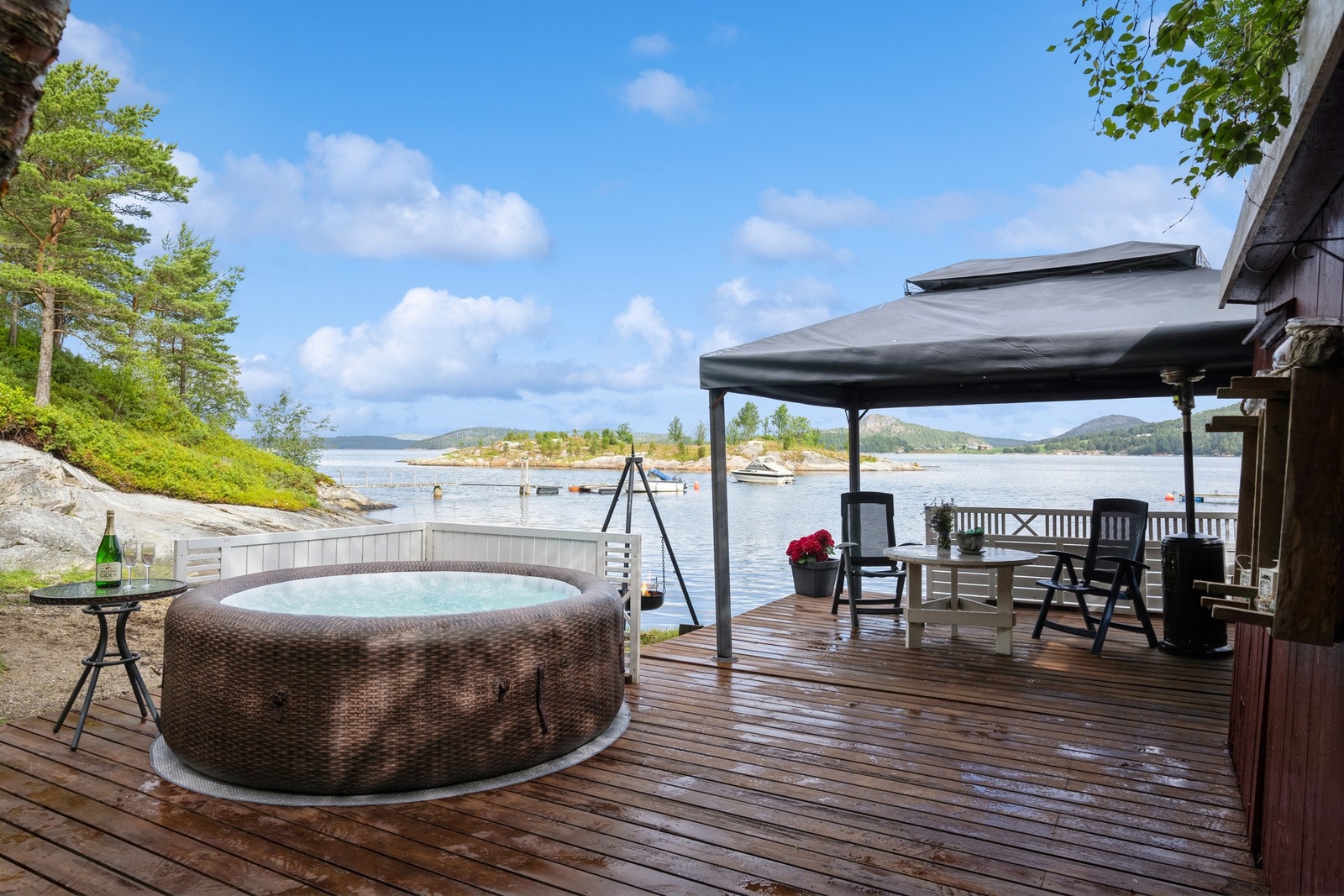 Det er også en frittliggende terrasse ut mot havet, og her kan sol og sjø nytes i skjønn kombinasjon. Galleribilde