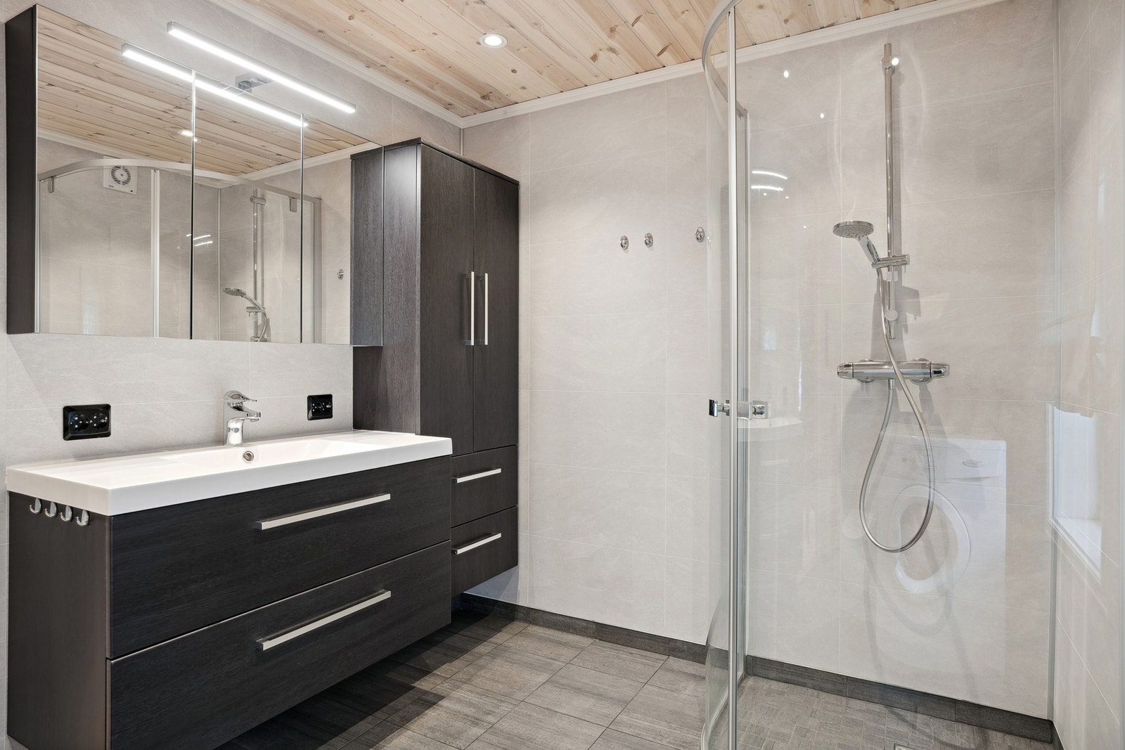 Badet er fra 2020 og ligger i første etasje. Galleribilde