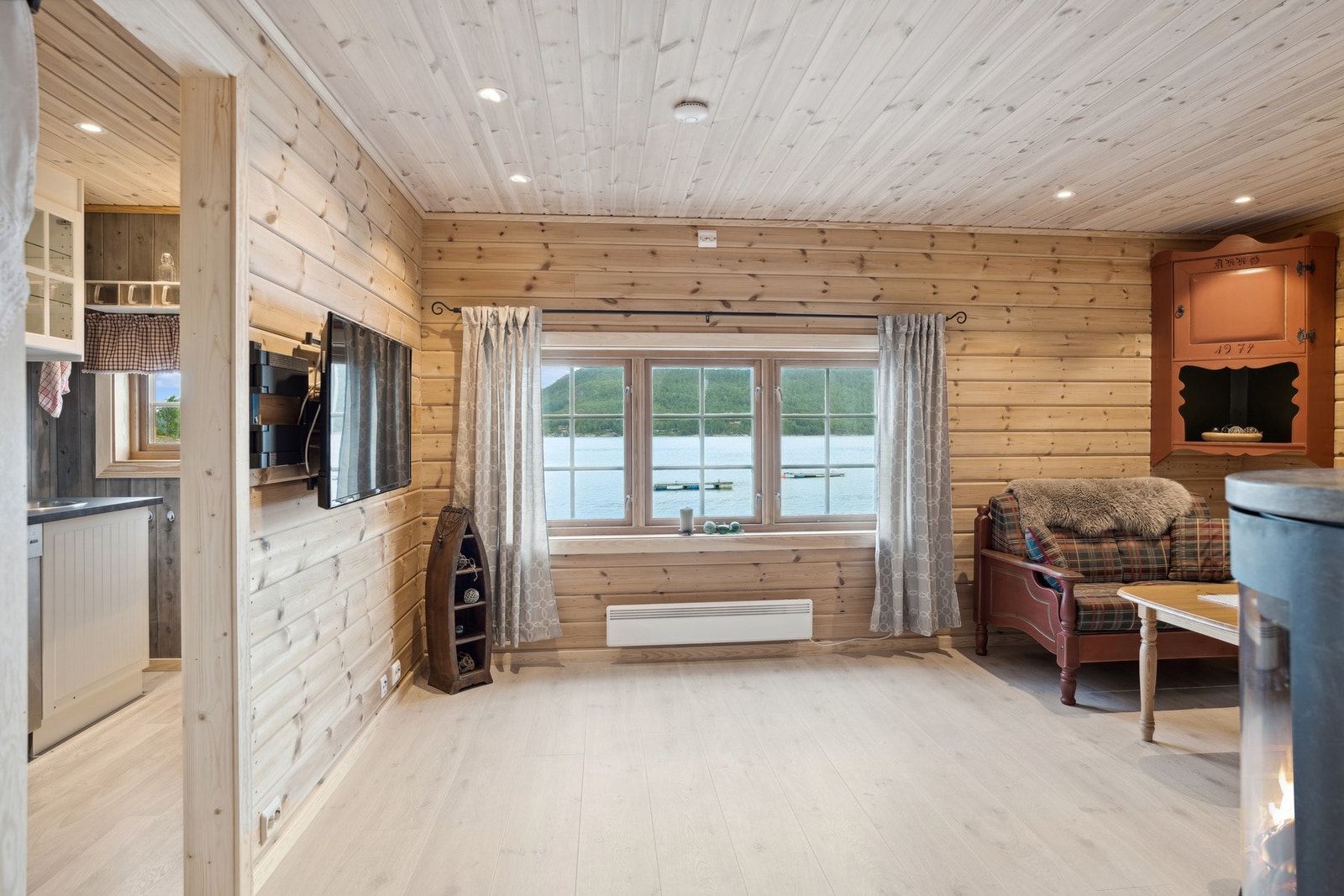 Det er montert downlights i taket, og på dagtid er det også godt med lys fra vinduene. Galleribilde