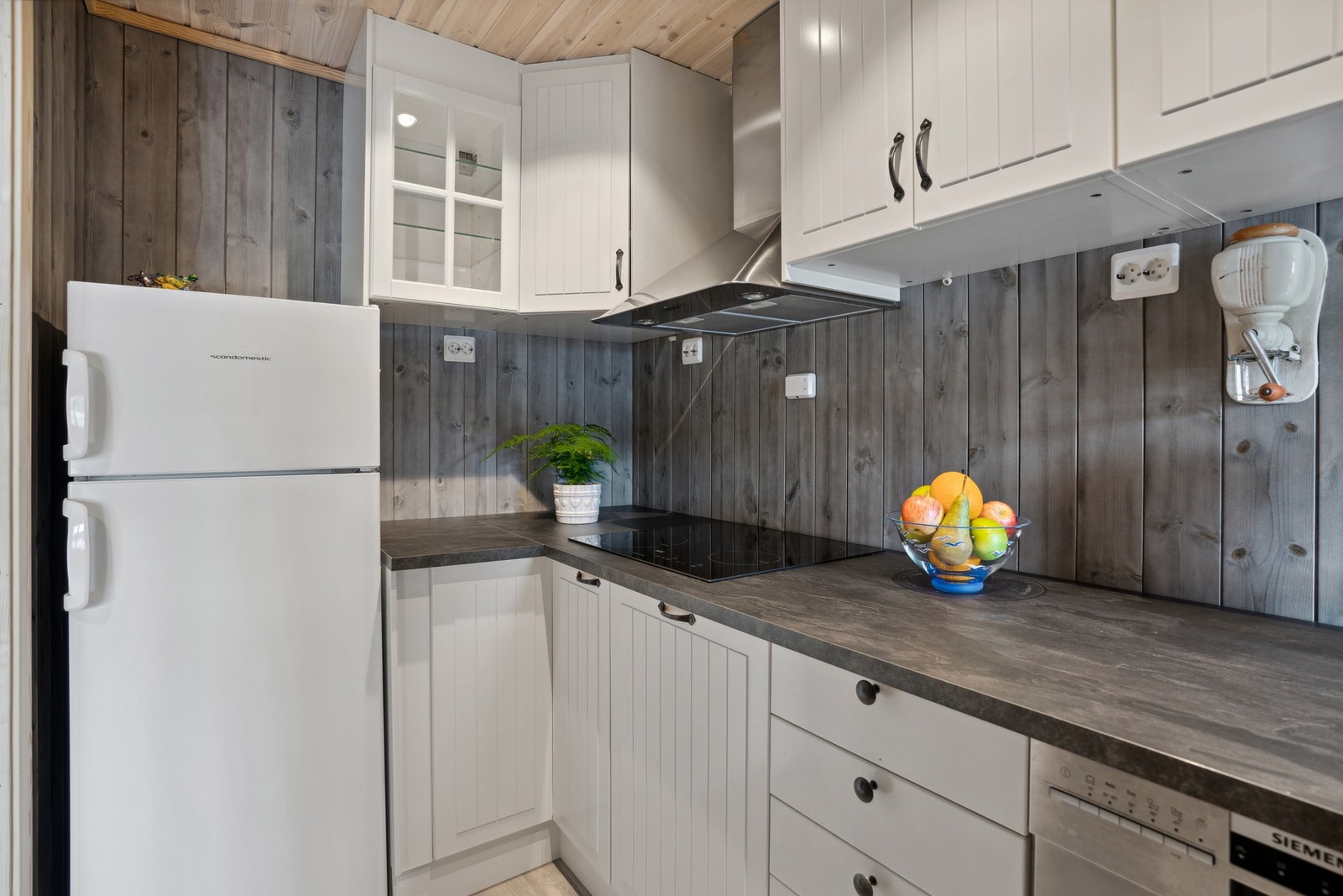 Innredningen har integrert stekeovn og platetopp. Galleribilde