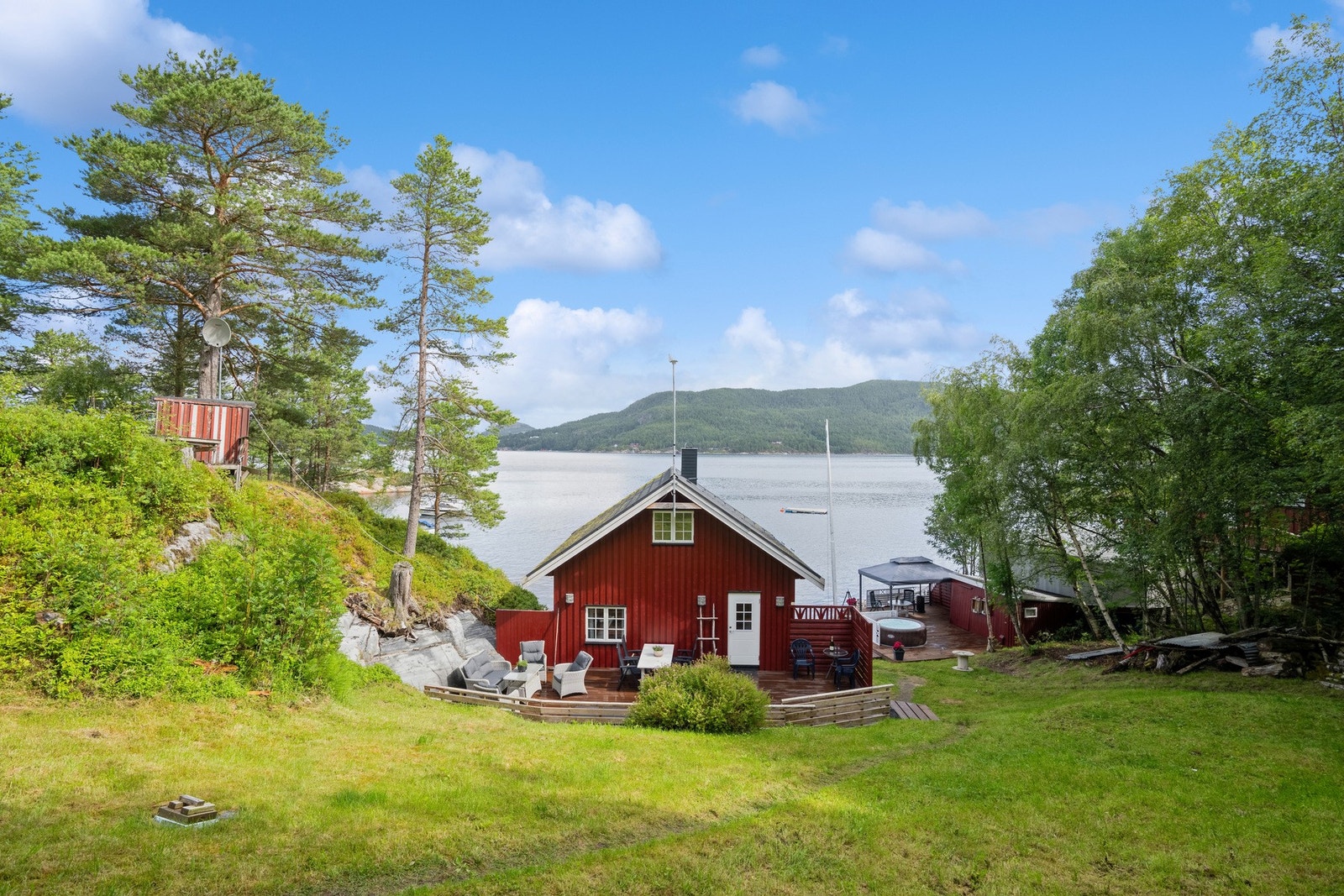 Beliggenheten er veldig idyllisk, og med innlagt strøm, vann og avløp er det i tillegg lettvint å nyte feriedagene her. Galleribilde