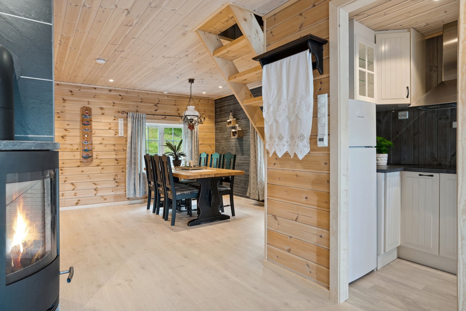 Stuen og spisestuen ligger i to forskjellige avdelinger, og det er god plass til både sofagruppe og stort spisebord. Galleribilde