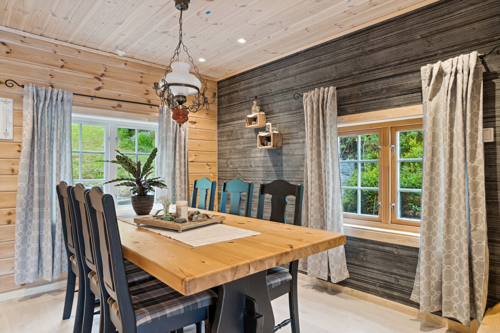 I spisestuedelen har nåværende eier en fondvegg som matcher spisestuesettet. Galleribilde