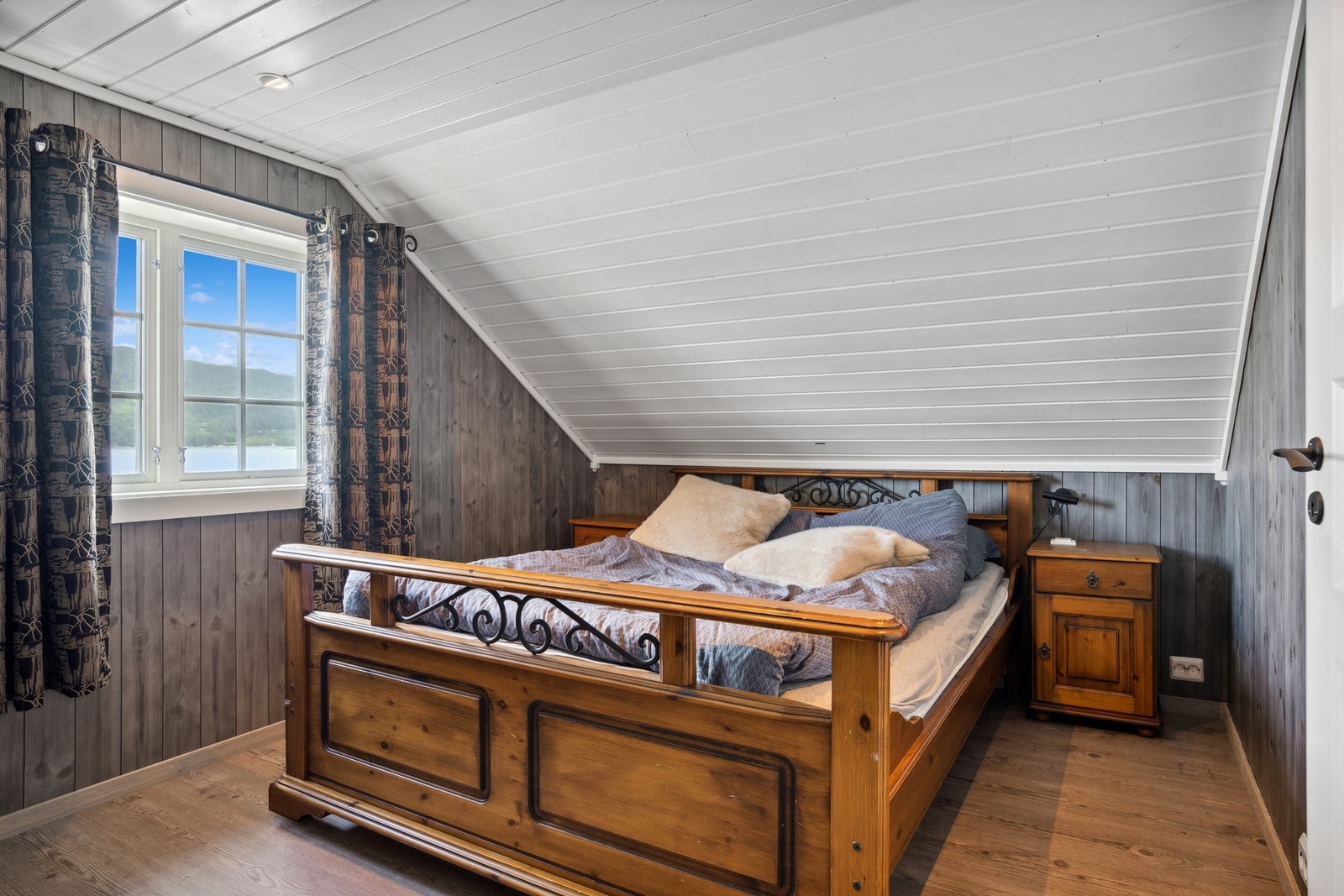 Alle soverommene har enstavs laminatgulv, og fra hovedsoverommet er det nydelig sjøutsikt, Galleribilde