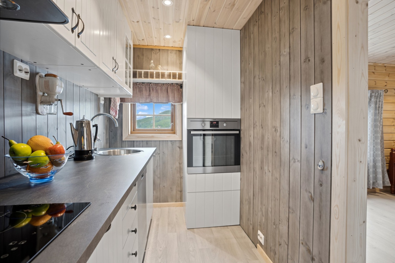 Kjøkkenet har også opplegg for oppvaskmaskin og plass til kjøle/fryseskap. Galleribilde