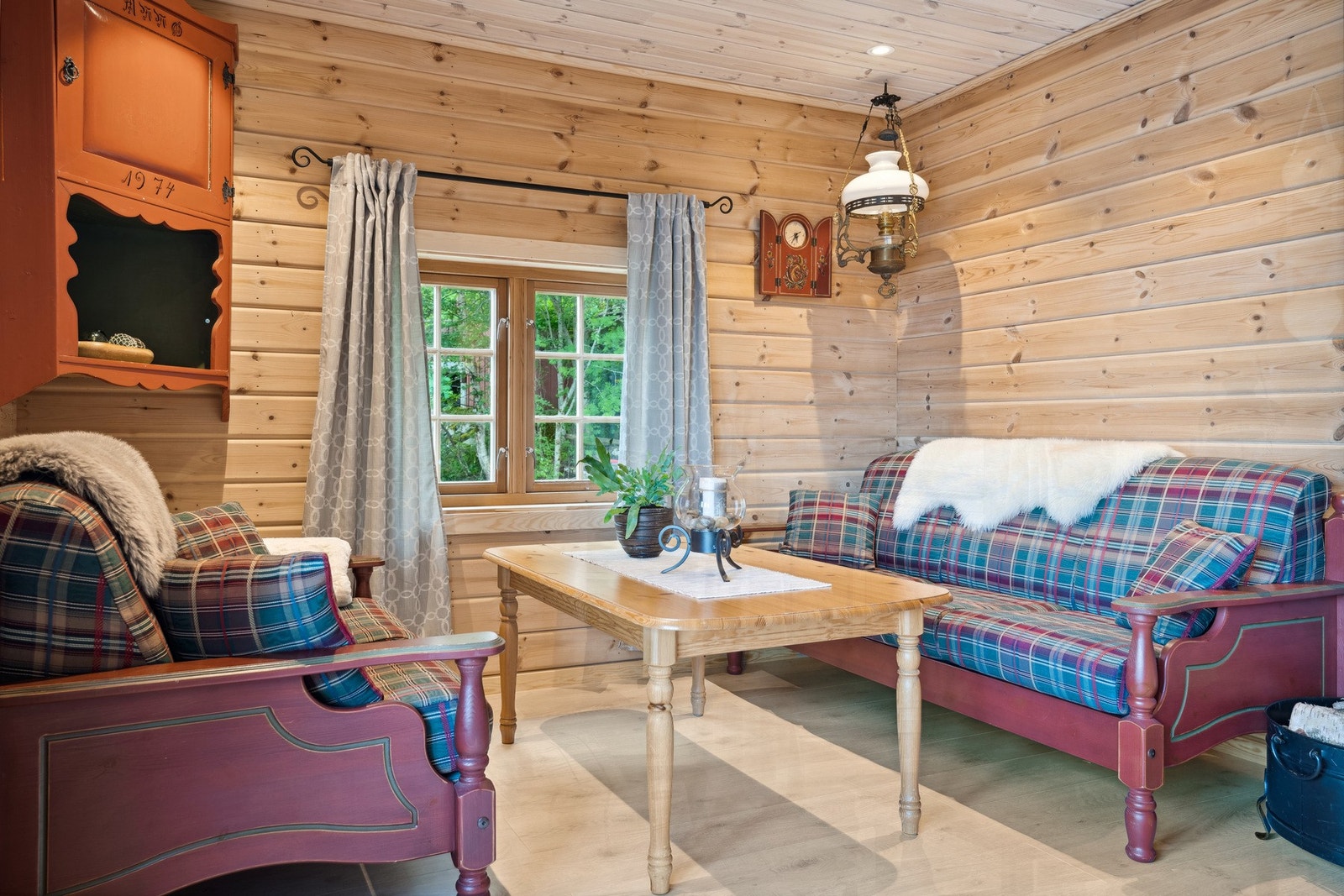 Enstavs laminatgulv, kombinert med panelvegger og tak, gir en lun, god hyttestemning. Galleribilde