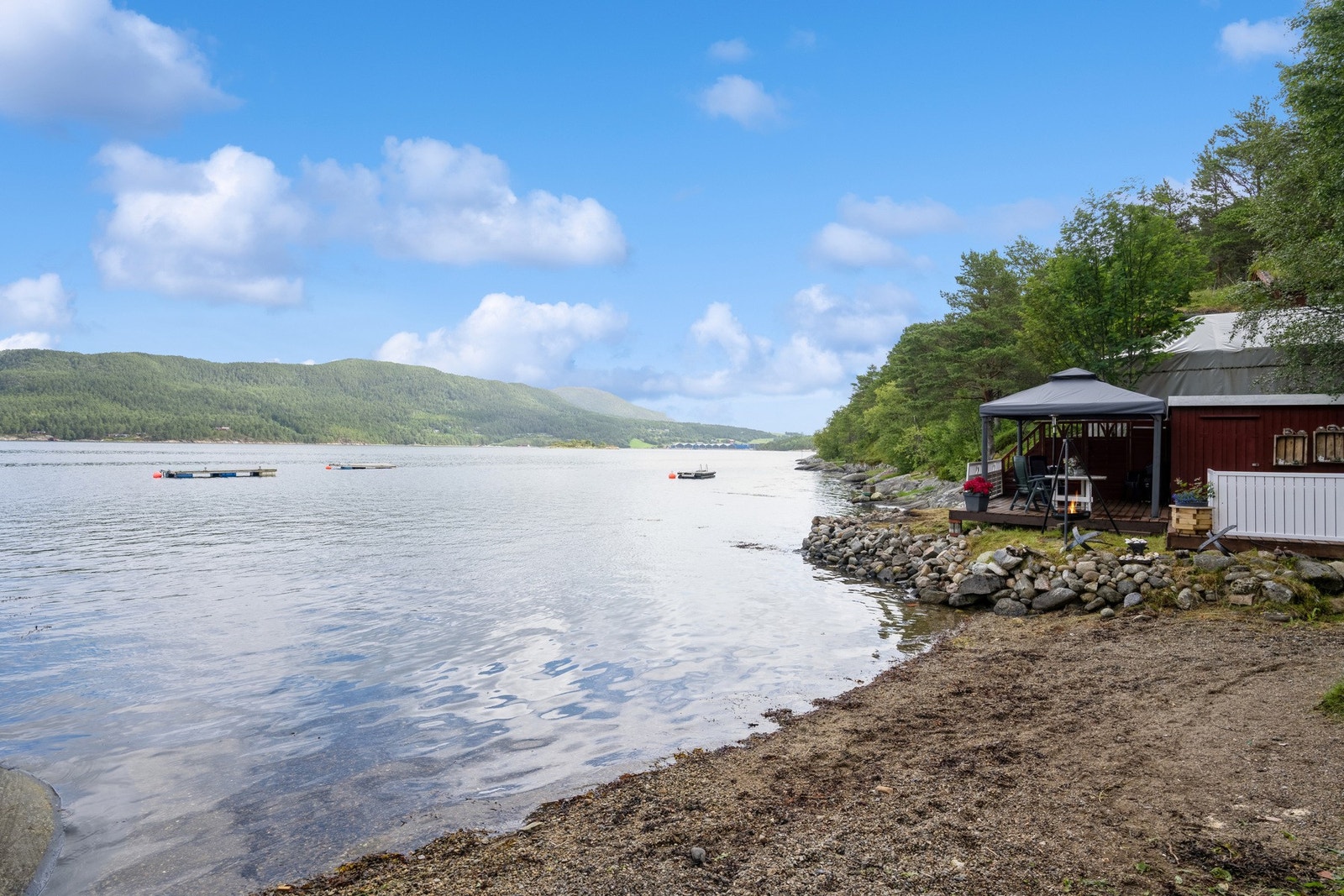 Med egen strand er sommerferien i boks for både store og små. Galleribilde