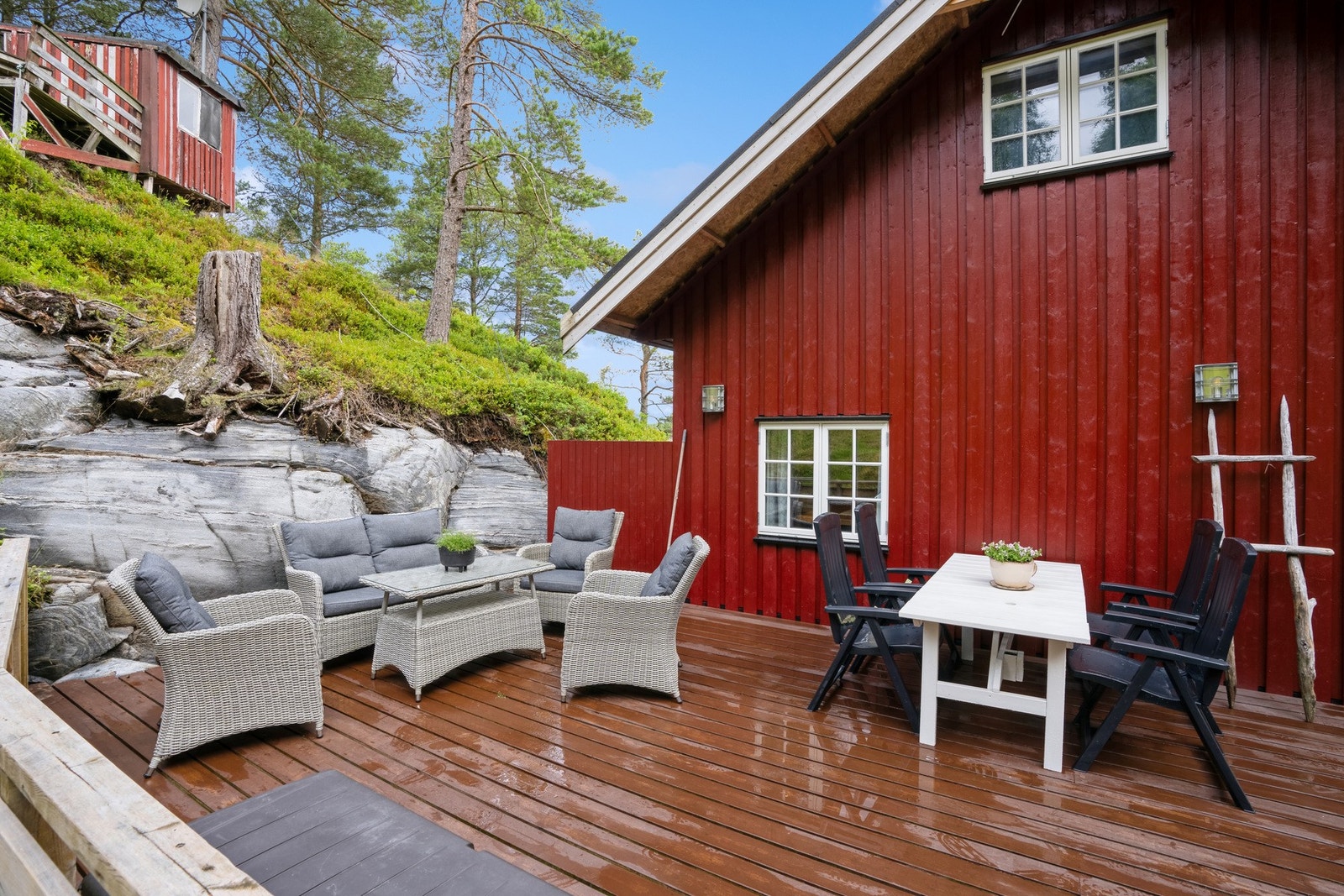 I forbindelse med boligens inngangsparti er det en stor, skjermet terrasse på ca. 40 kvm! Galleribilde